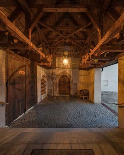 Eingang der Pfarrkirche St. Alban in Taubenbach, Reut