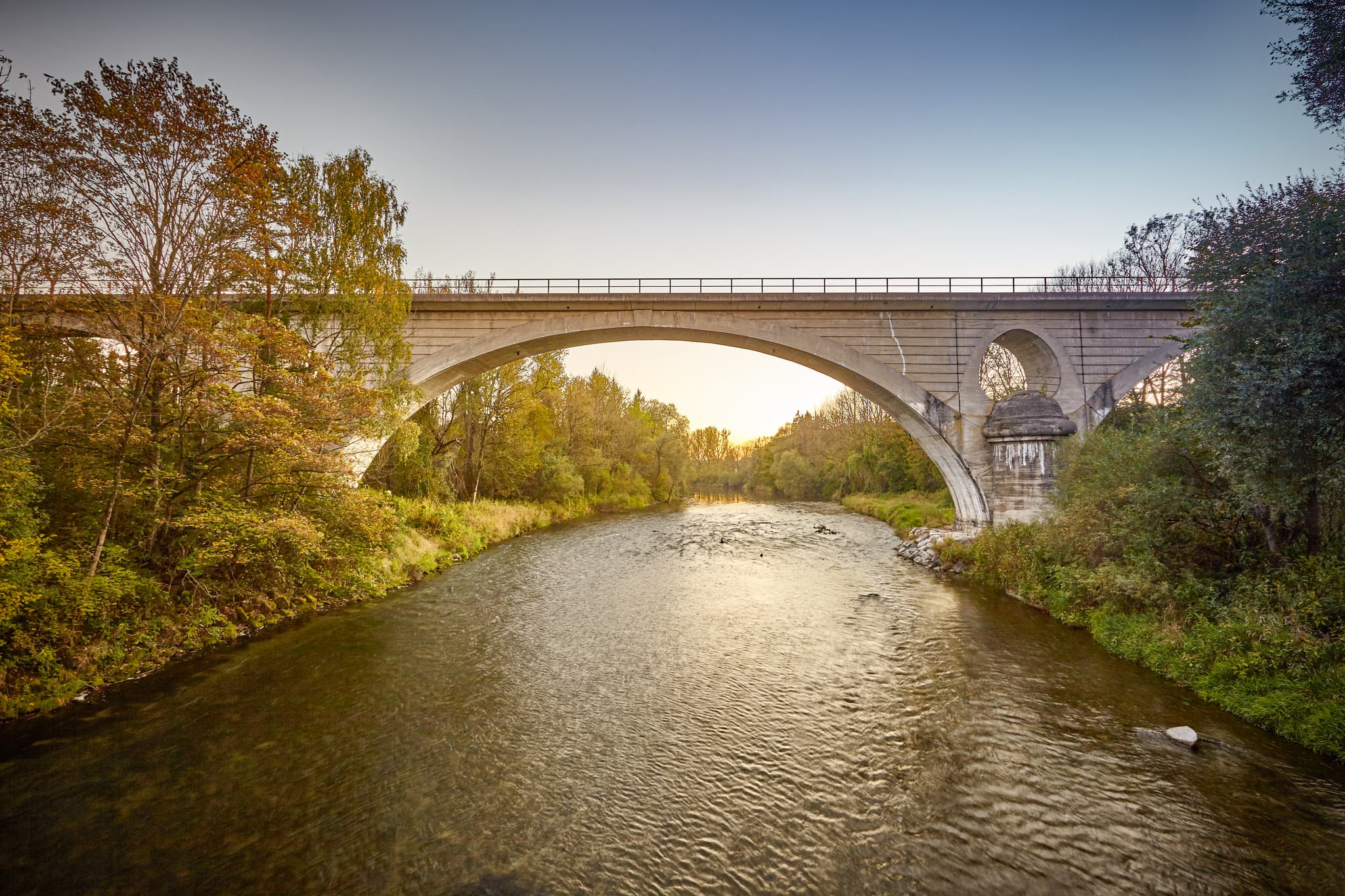 Eisenbahnbrücke über Alz, Garching, Altötting, Oberbayern - Die Alz Eisenbahn-Brücke bei Garching, gelegen im Landkreis Altötting, Oberbayern. Eine Flusslandschaft in der Region Inn-Salzach, Deutschland.