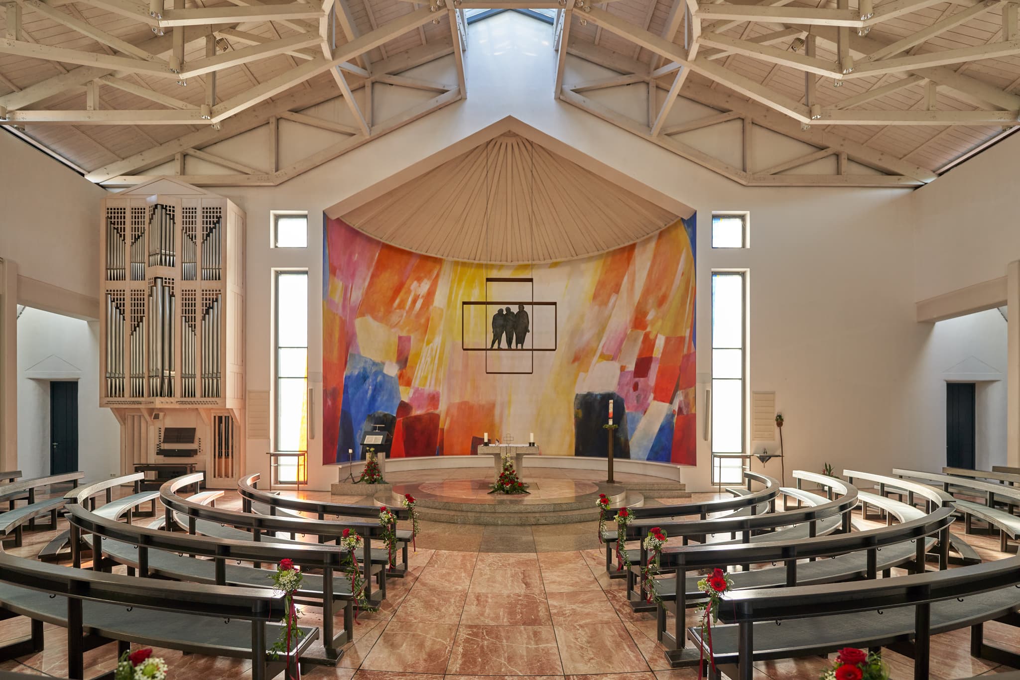 Emmauskirche Bad Griesbach Therme, Passau, Bäderdreieck - Die Emmauskirche in Bad Griesbach, Landkreis Passau, Niederbayern, gelegen im Bäderdreieck, ist eine moderne Kirche mit besonderem Interieur.