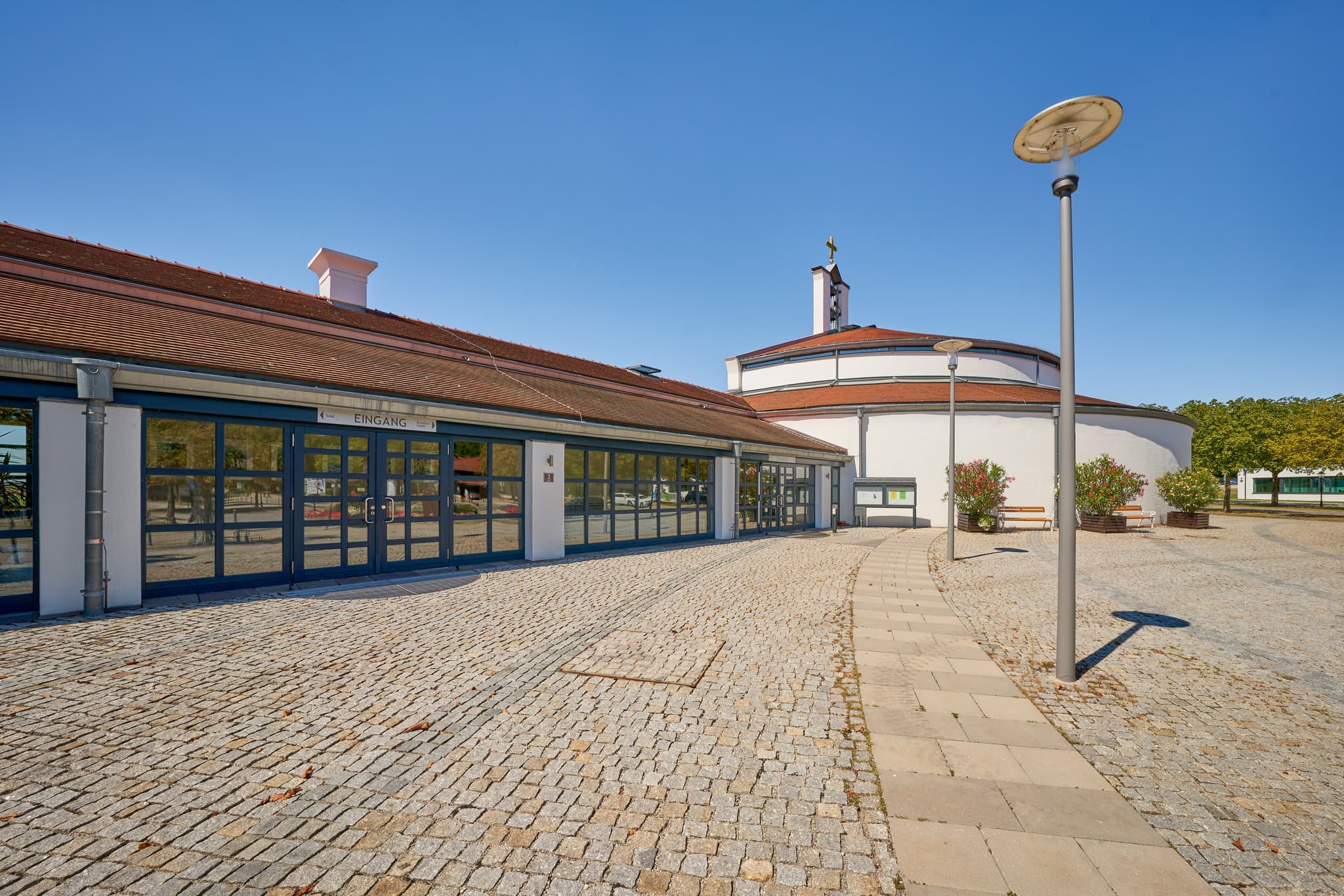 Emmauskirche, Bad Griesbach Therme, Passau, Niederbayern - Die Emmauskirche und das Ökumenische Zentrum in Bad Griesbach im Rottal, Landkreis Passau, Niederbayern. Ein modernes Kirchengebäude im Bäderdreieck.