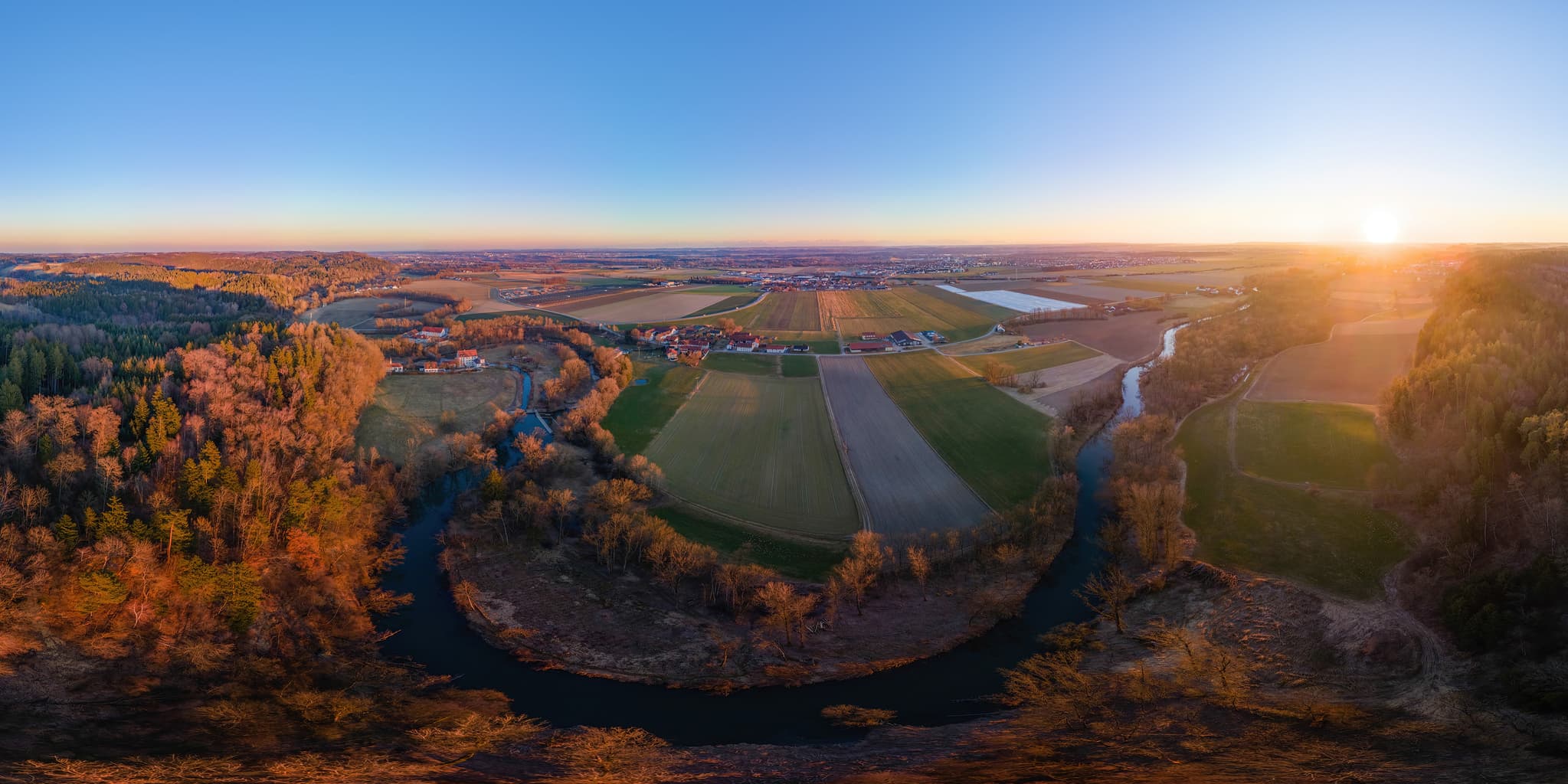 Engfurt 360° Panorama, Töging am Inn, Altötting, Oberbayern - Malerisches 360° Panorama von Engfurt bei Töging am Inn, Landkreis Altötting, Oberbayern. Die Region Inn-Salzach in Deutschland zeigt ihre Schönheit.