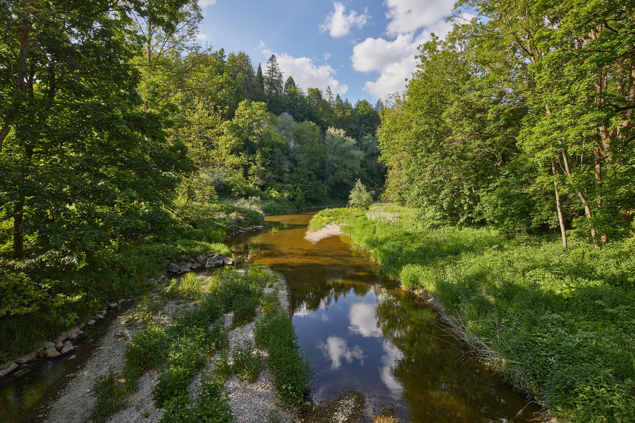 Engfurt Isen, Töging, Altötting, Oberbayern, Inn-Salzach - Fluss Isen bei Engfurt in Töging am Inn, Altötting, Oberbayern, Deutschland. Malerische Naturlandschaft an der Isen in der Region Inn-Salzach.