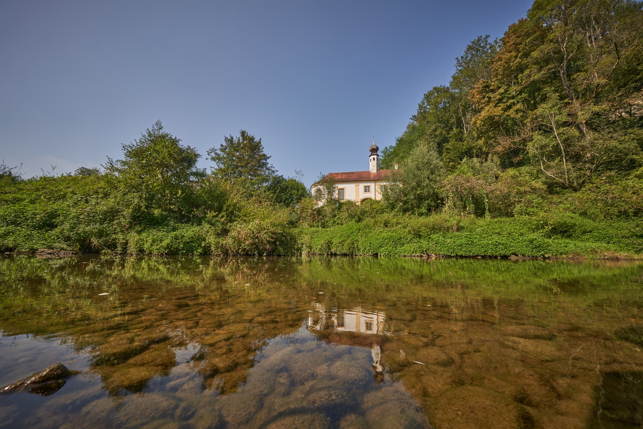 Engfurt Klausenkirche, Töging am Inn, Inn-Salzach - Die idyllische Engfurt Klausenkirche in Töging am Inn, Landkreis Altötting, Oberbayern, Deutschland. Ein malerisches Ensemble an der Isen, Region Inn-Salzach.