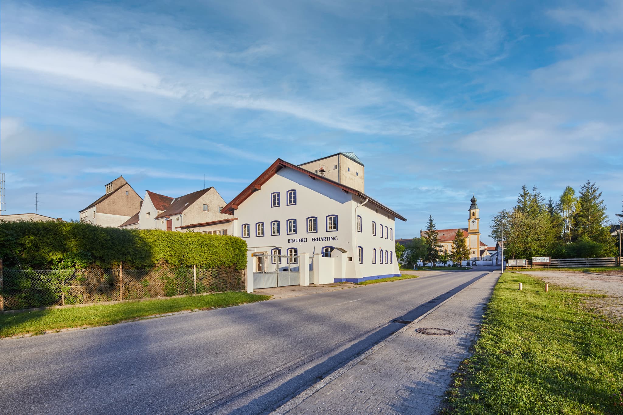 Erharting Ortsansicht Brauerei Kirche, Mühldorf, Inn-Salzach - Historische Ortsansicht der Brauerei Erharting und Kirche in Erharting, Landkreis Mühldorf am Inn, Oberbayern, Region Inn-Salzach, Deutschland.