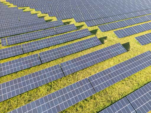 Ering am Inn, PV-Freiflächenanlage hinter Naturium