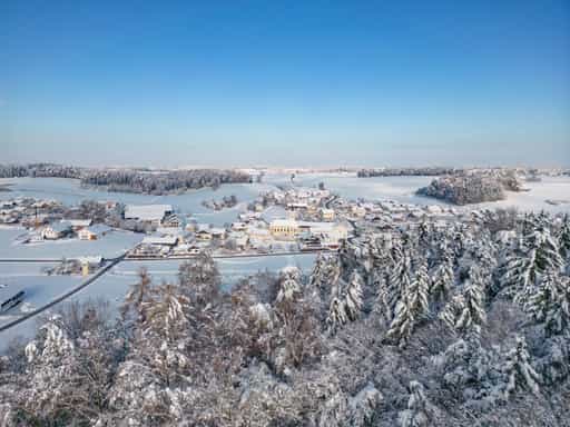 Erlbach im Winter, Luftbild höhe Sportplatz, Altötting