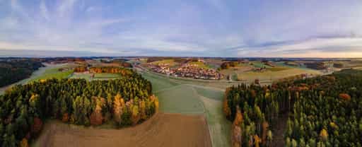 Erlbach mit Sportplatz, Ort und Landschaft, Kreis Altötting