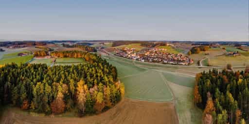 Erlbach mit Sportplatz, Ort und Landschaft, Kreis Altötting