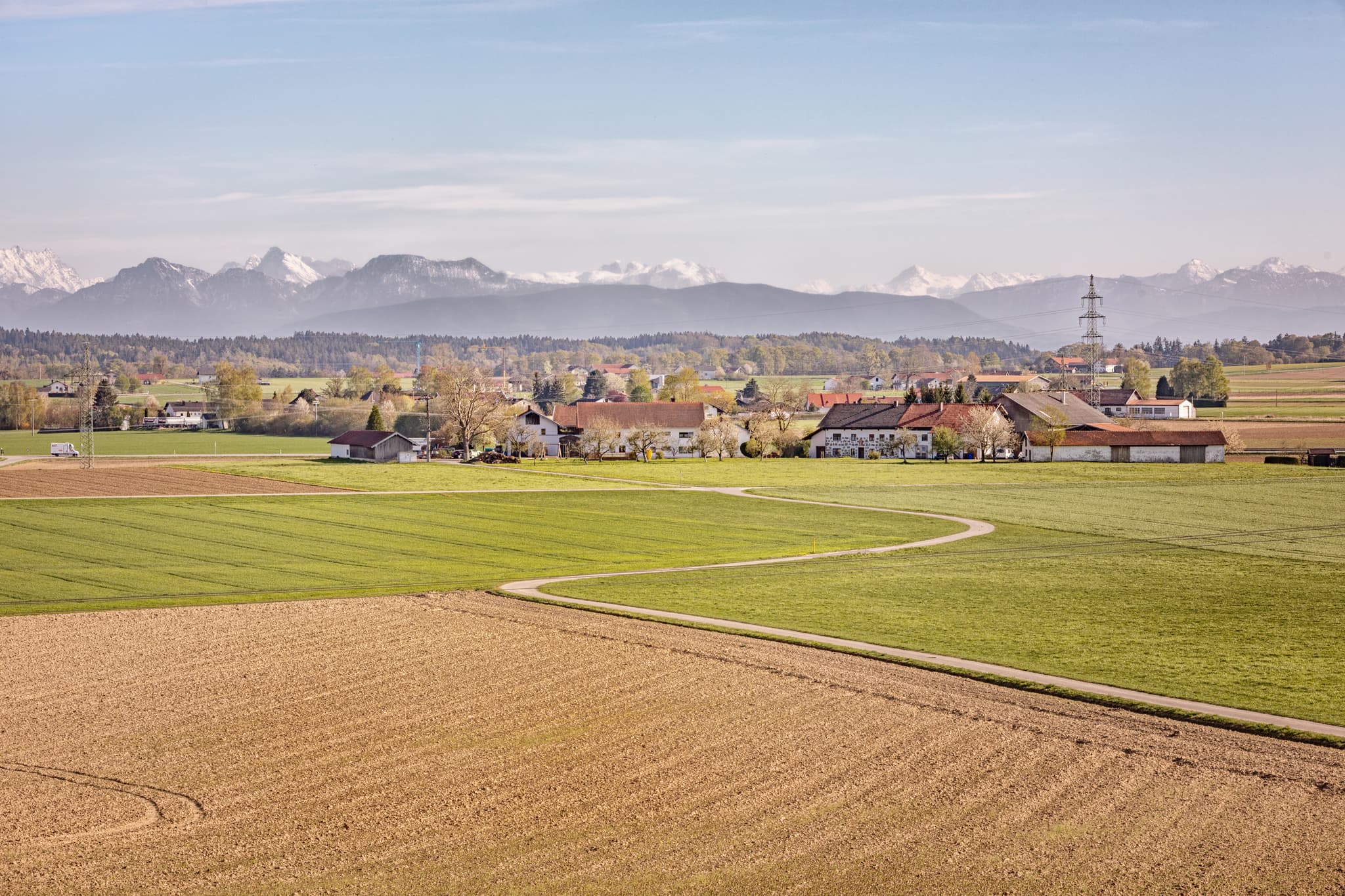 Eschlberg Aussicht bei Mehring, Landkreis Altötting - Blick von Eschlberg Aussicht bei Mehring, Altötting, Oberbayern. Weite Felder, Dorf und Alpenpanorama im Hintergrund. Ländliche Landschaft.