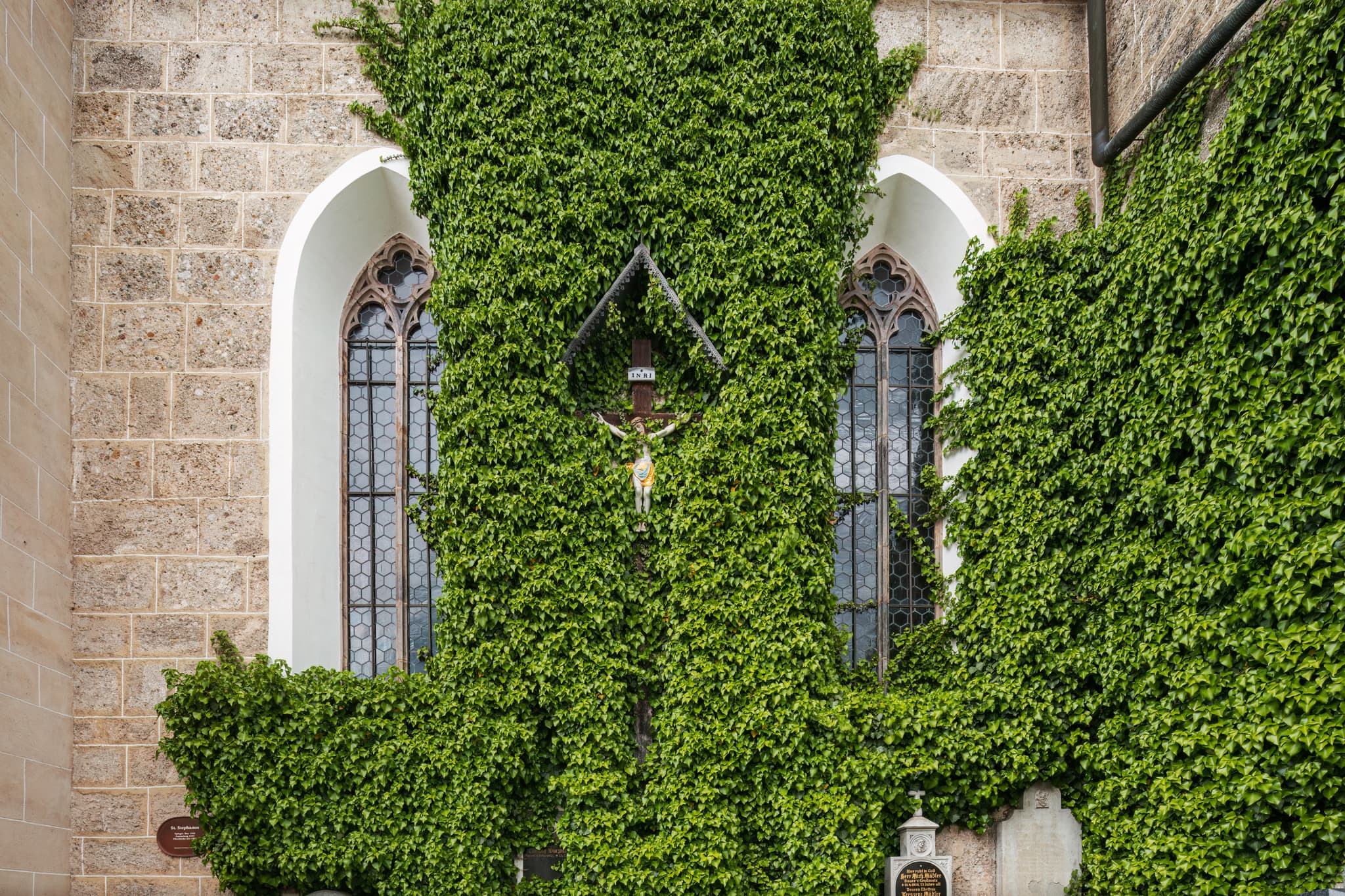 Fassade Pfarrkirche St. Staphan mit Kreuz, Mauerberg - Fassade Pfarrkirche St. Staphan mit Kreuz, Mauerberg, Gemeinde Garching, Landkreis Altötting, Oberbayern, Bayern, Deutschland