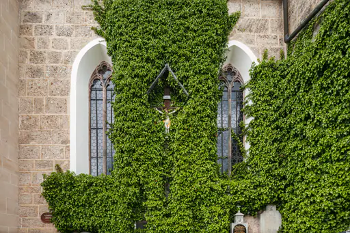 Fassade Pfarrkirche St. Staphan mit Kreuz, Mauerberg