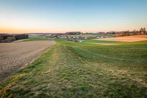 Feldkreuz Arbing mit Aussicht auf Holzham Landschaft, Arbing
