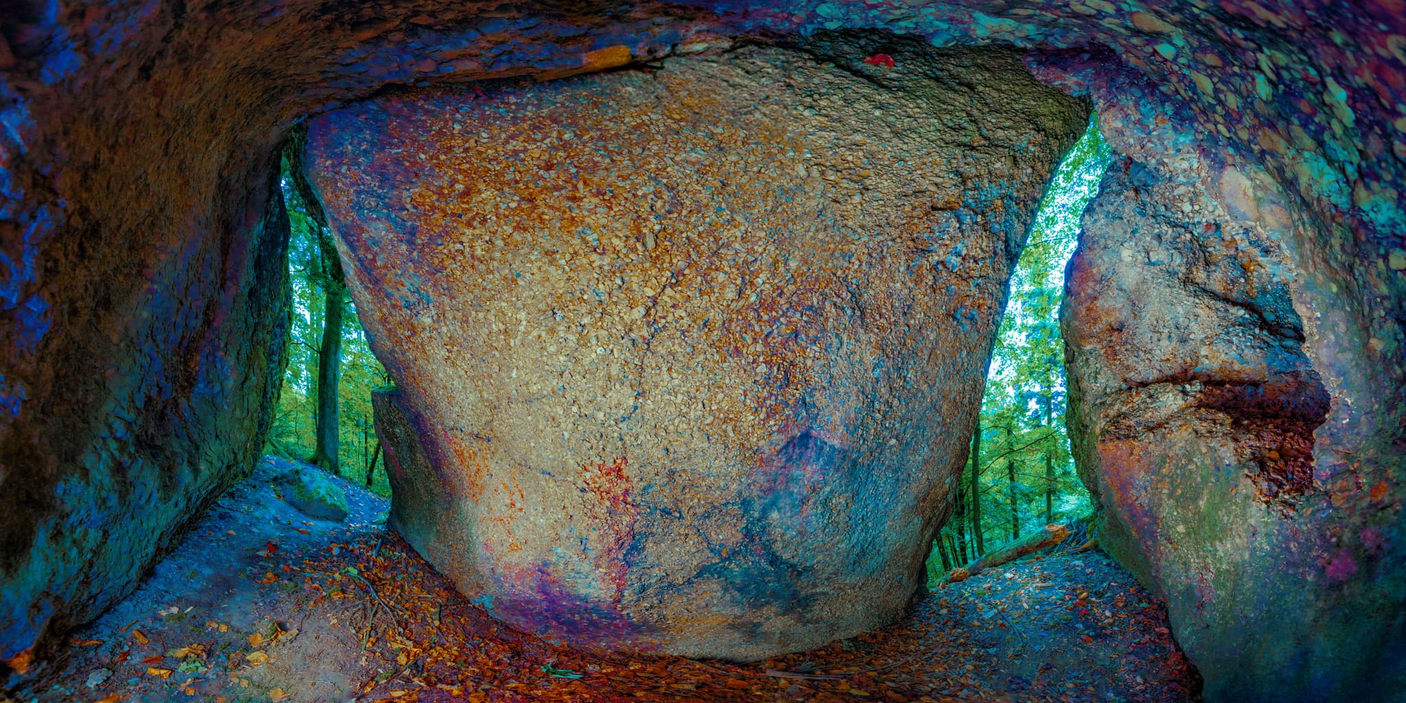 Felsmalereien Teufelsfelsen, Waldwunderwelt, Bad Griesbach - Felsmalerei am Teufelsfelsen, Teufelsstein im Wald bei Bad Griesbach, Passau, Niederbayern. Das Bild zeigt einen Durchgang zwischen zwei großen Felsen.