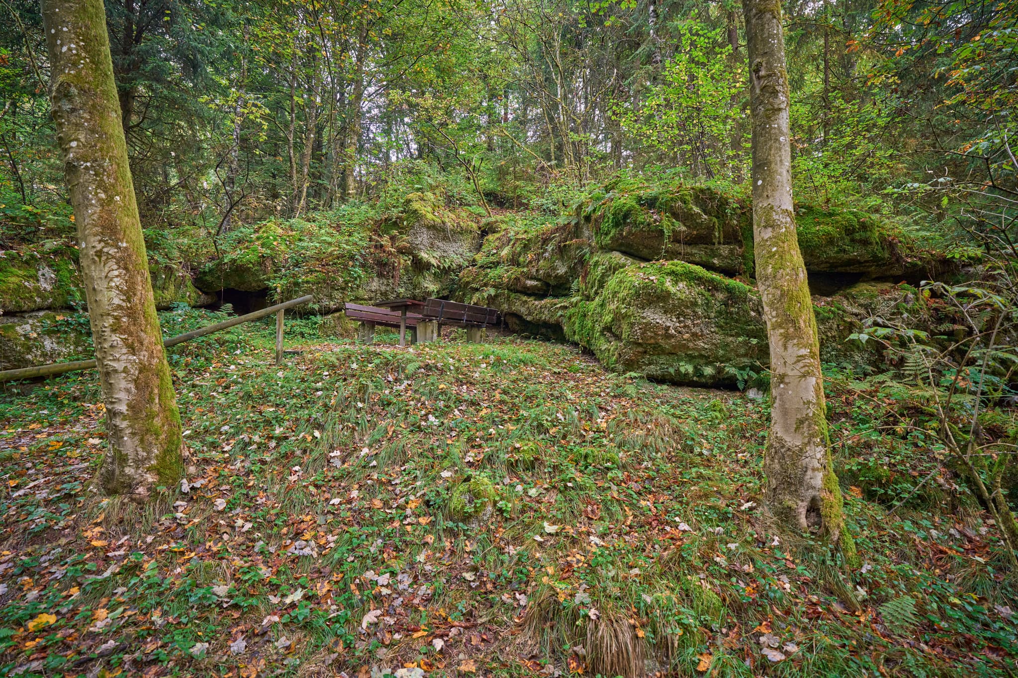 Felsmalereien Teufelsfelsen, Waldwunderwelt, Bad Griesbach - Felsmalerei am Teufelsfelsen, Teufelsstein im Wald bei Bad Griesbach, Passau, Niederbayern. Das Bild zeigt einen Durchgang zwischen zwei großen Felsen als Pano.