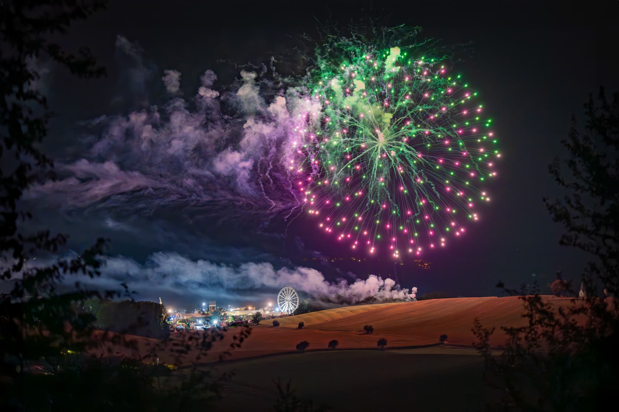 Feuerwerk Krapfhamer Fest, Bad Griesbach, Niederbayern - Feuerwerk Krapfhamer Fest 2024 in Bad Griesbach, Landkreis Passau, Niederbayern, Deutschland. Farbenprächtige Explosionen am Nachthimmel über dem Bäderdreieck.