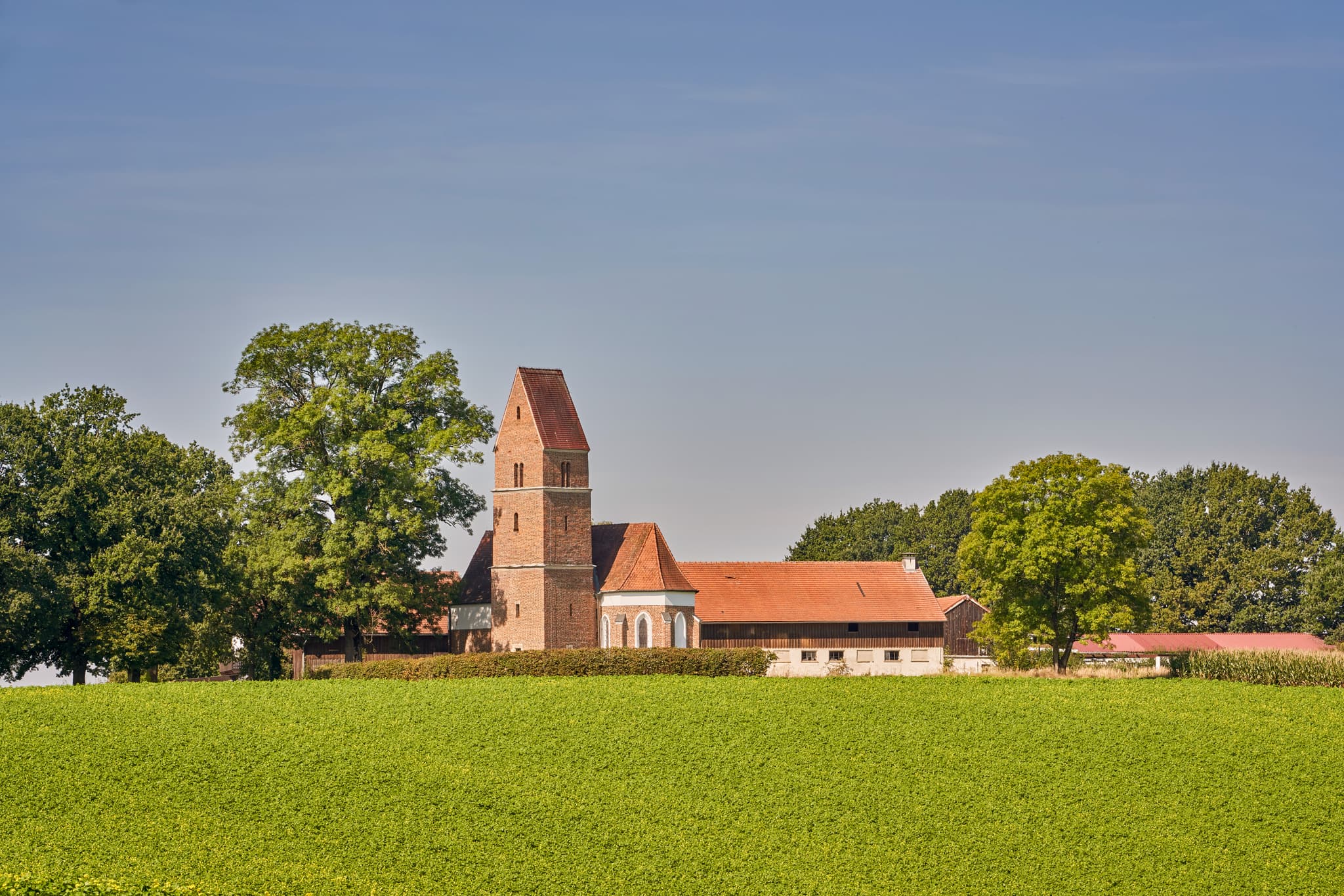 Filialkirche St. Leonhard in Eichhornseck, Tann, Rottal-Inn - Filialkirche St. Leonhard in Eichhornseck, Tann, Landkreis Rottal-Inn, Niederbayern. Historisches Bauwerk im ländlichen Holzland, Deutschland.