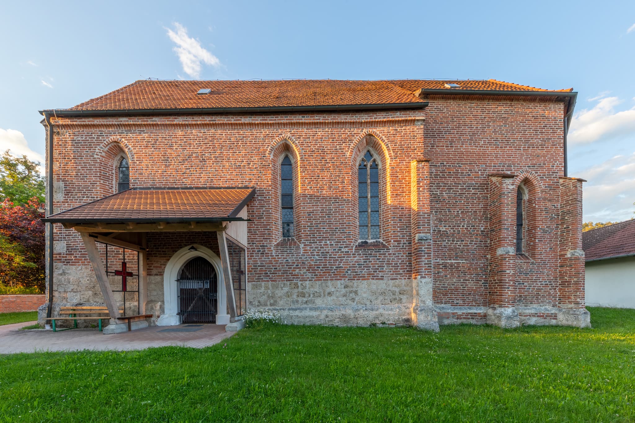 Filialkirche St. Rupert, Gumpersdorf, Niederbayern, Holzland - Filialkirche St. Rupert in Gumpersdorf, Zeilarn, Rottal-Inn, Niederbayern. Historisches Ziegelsteingebäude im Holzland, Deutschland.