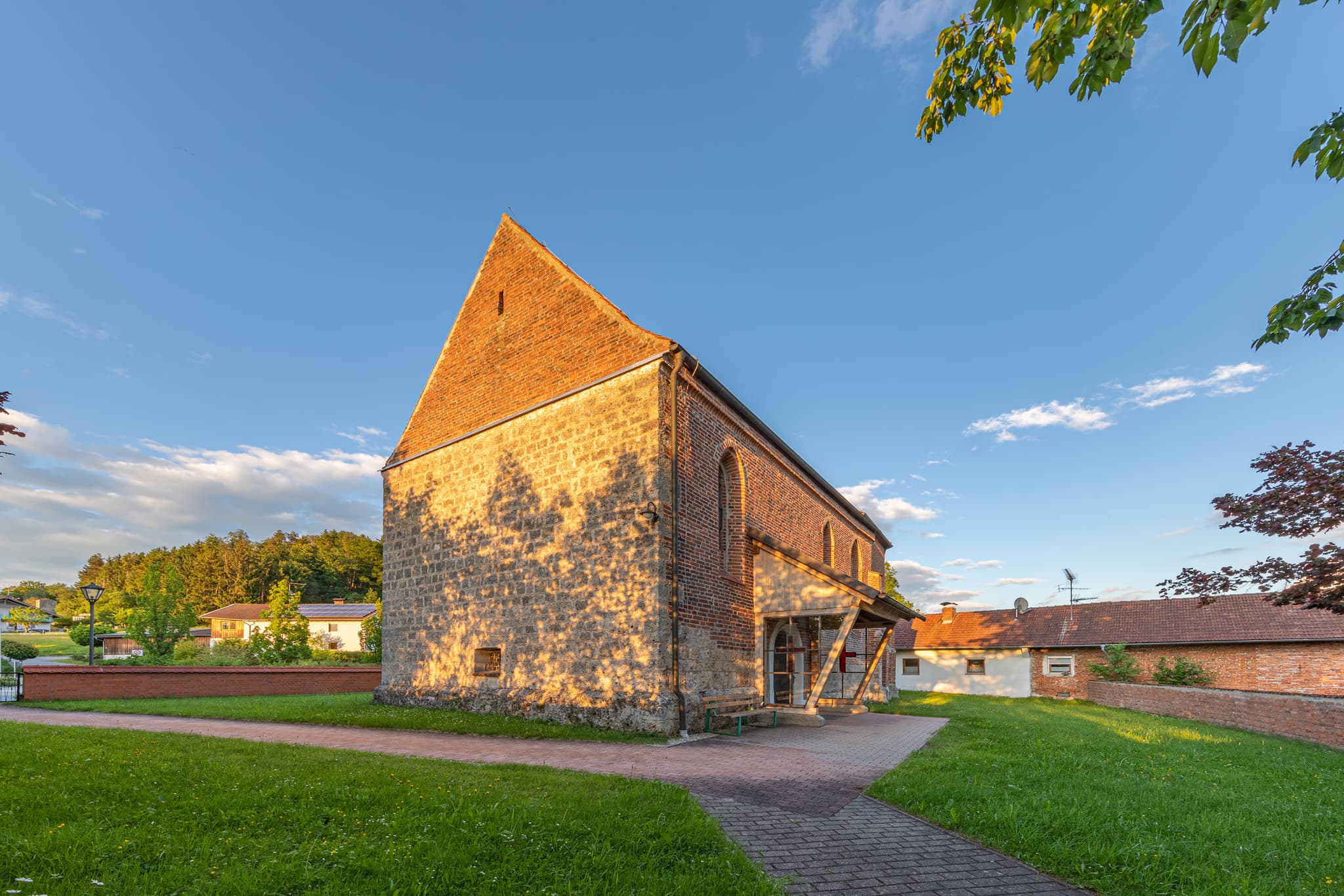 Filialkirche St. Rupert Gumpersdorf, Rottal-Inn, Holzland - Gumpersdorf, Zeilarn, Rottal-Inn, Niederbayern, Deutschland: Filialkirche St. Rupert. Kirche mit Ziegelgiebel auf Grünfläche im Holzland, beleuchtet Abendsonne.