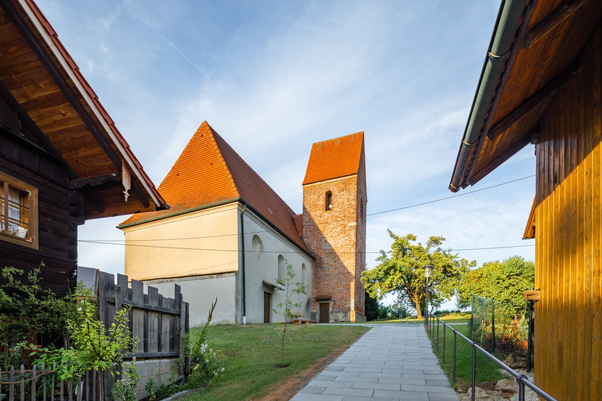 Filialkirche St. Stephan, Haarbach, Niederbayern, Passau - Die Filialkirche St. Stephan in Haarbach, Landkreis Passau, Niederbayern, besticht durch ihre historische Architektur.