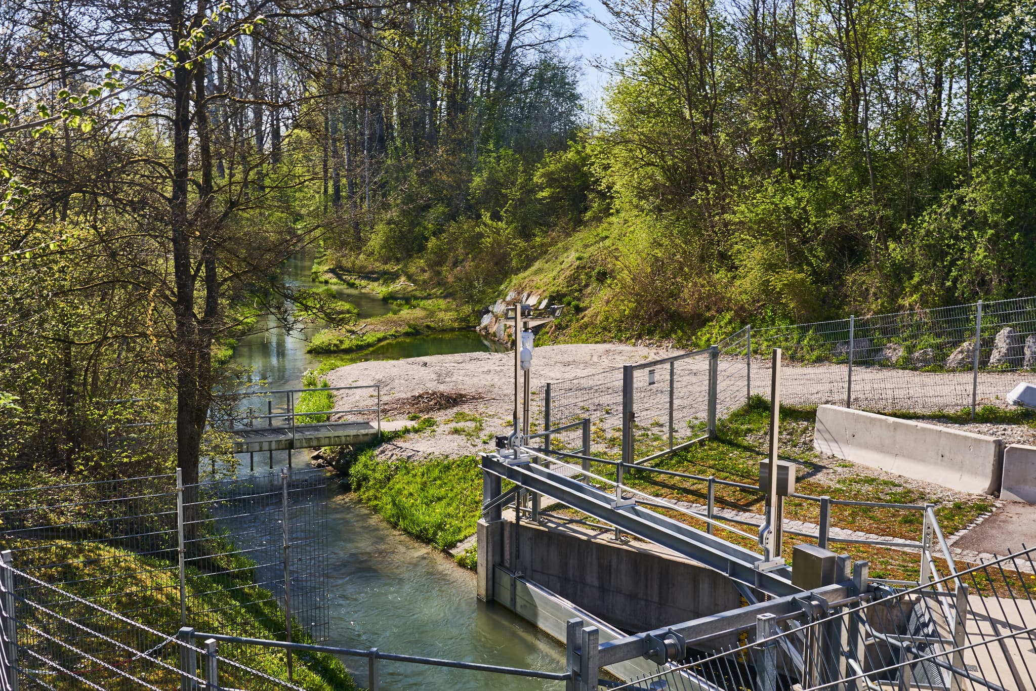 Fischtreppe Inn Kraftwerk Stammham, Altötting, Oberbayern - Fischtreppe am Inn Kraftwerk in Stammham, Altötting, Oberbayern. Anlage dient Fischwanderung im Inn. Technische Struktur in Naturumgebung Region Inn-Salzach.