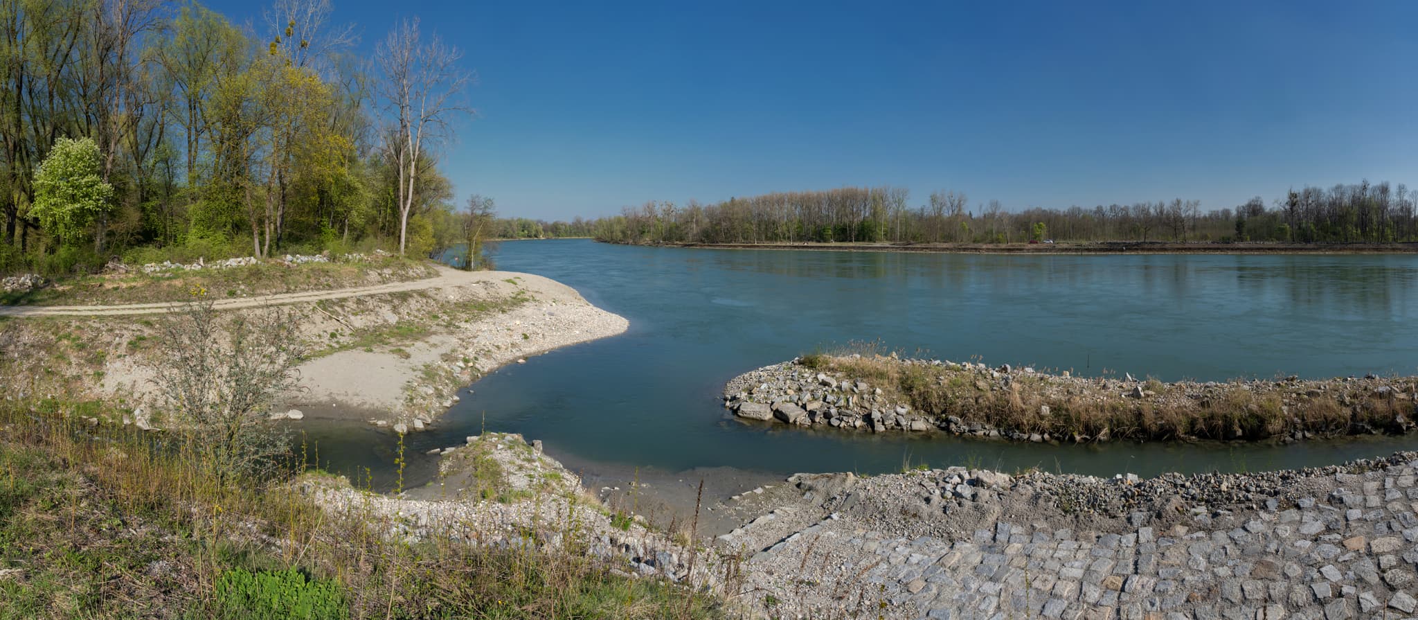 Fischtreppe Inn Panorama, Stammham, Oberbayern, Inn-Salzach - Fischtreppe am Fluss Inn in Stammham, Altötting, Oberbayern. Das Panorama zeigt den Flusslauf, Uferbereiche und die umliegende Natur im Inn-Salzach-Gebiet.