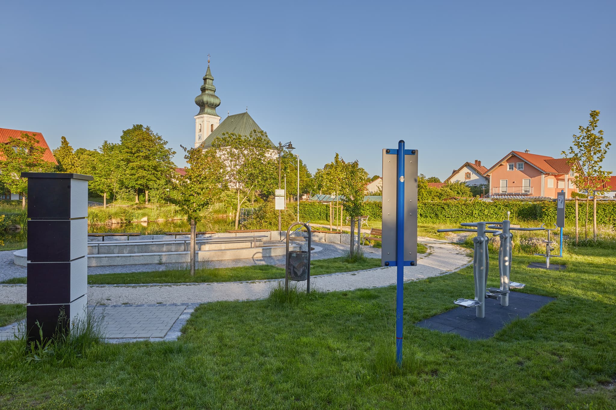 Fitness und Kneippanlage am Dorfweiher, Kirchweidach - Kirchweidach im Landkreis Altötting, Oberbayern, Region Inn-Salzach, Deutschland. Bilder zeigen Dorfweiher, Kneippanlage und die Kirche. Schönes Ausflugsziel.