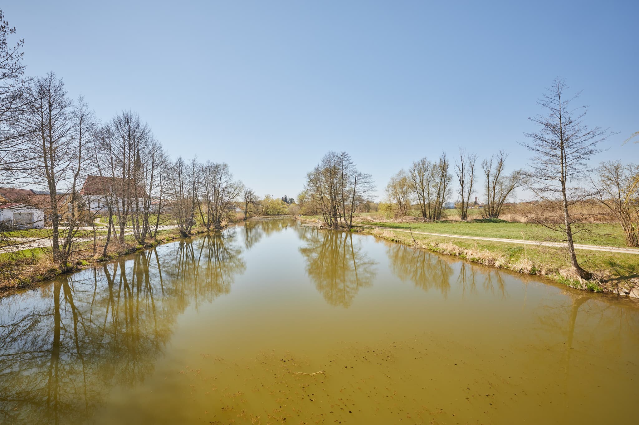 Flusslandschaft an der Rott, Unterdietfurt, Rottal-Inn - Flusslandschaft an der Rott in Unterdietfurt im Landkreis Rottal-Inn, Niederbayern, Deutschland, zeigt einen idyllischen Flusslauf mit Uferbäumen im Holzland.