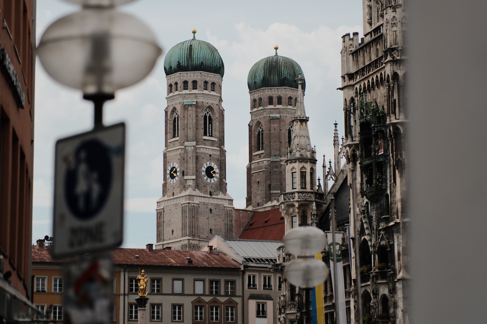 Frauenkirche in München vom Marienplatz aus - Blick auf die Frauenkirche über den Marienplatz in München, Street Photography mit Fujifilm X-H2 und Samyang 75mm f1.8