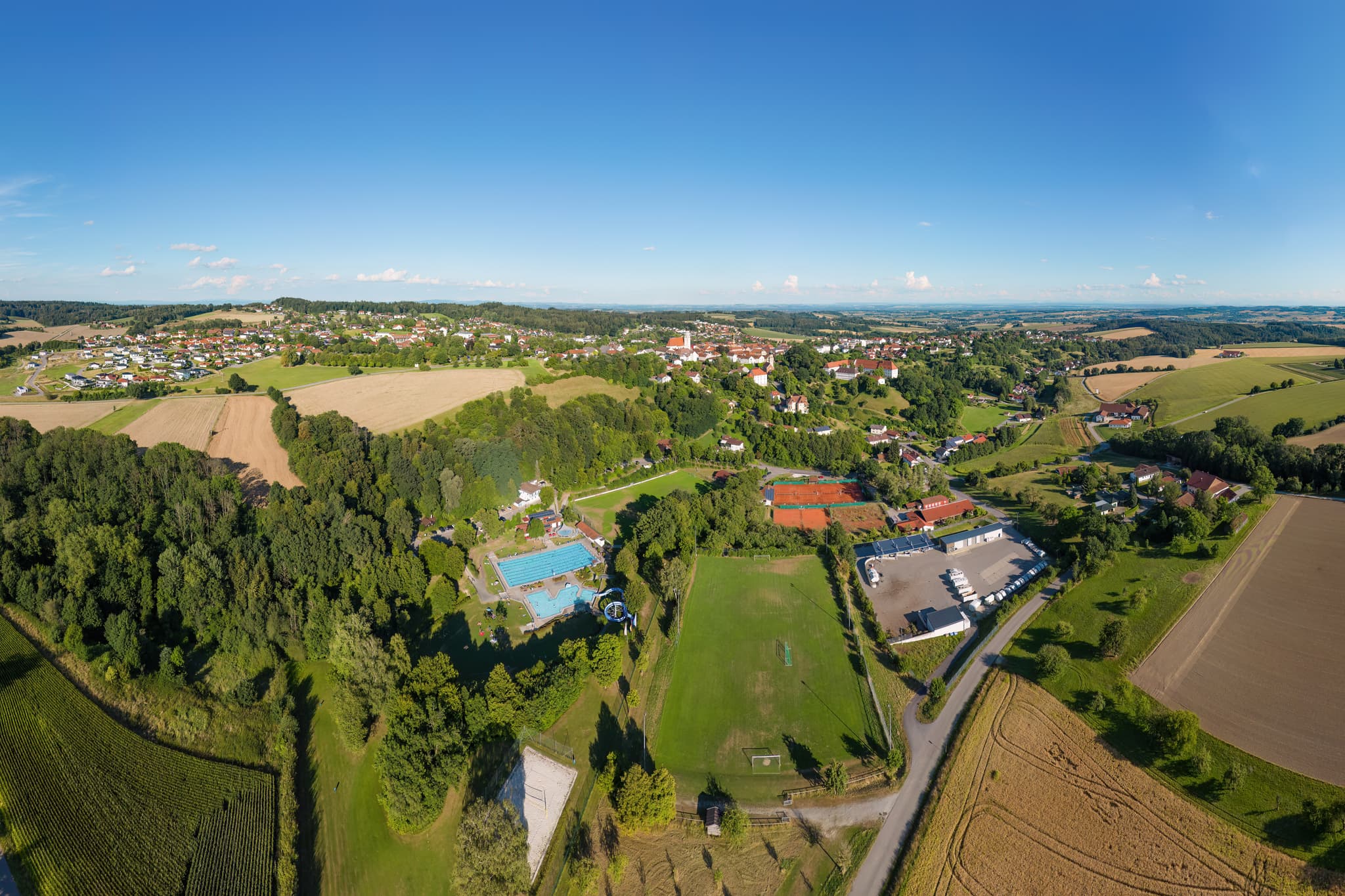 Freibad Sportplatz Wertstoffhof, Bad Griesbach, Passau - Ein weitläufiges Luftbild von Bad Griesbach im Rottal, Landkreis Passau, Niederbayern, Deutschland. Es zeigt das Freibad, einen Sportplatz und den Wertstoffhof.
