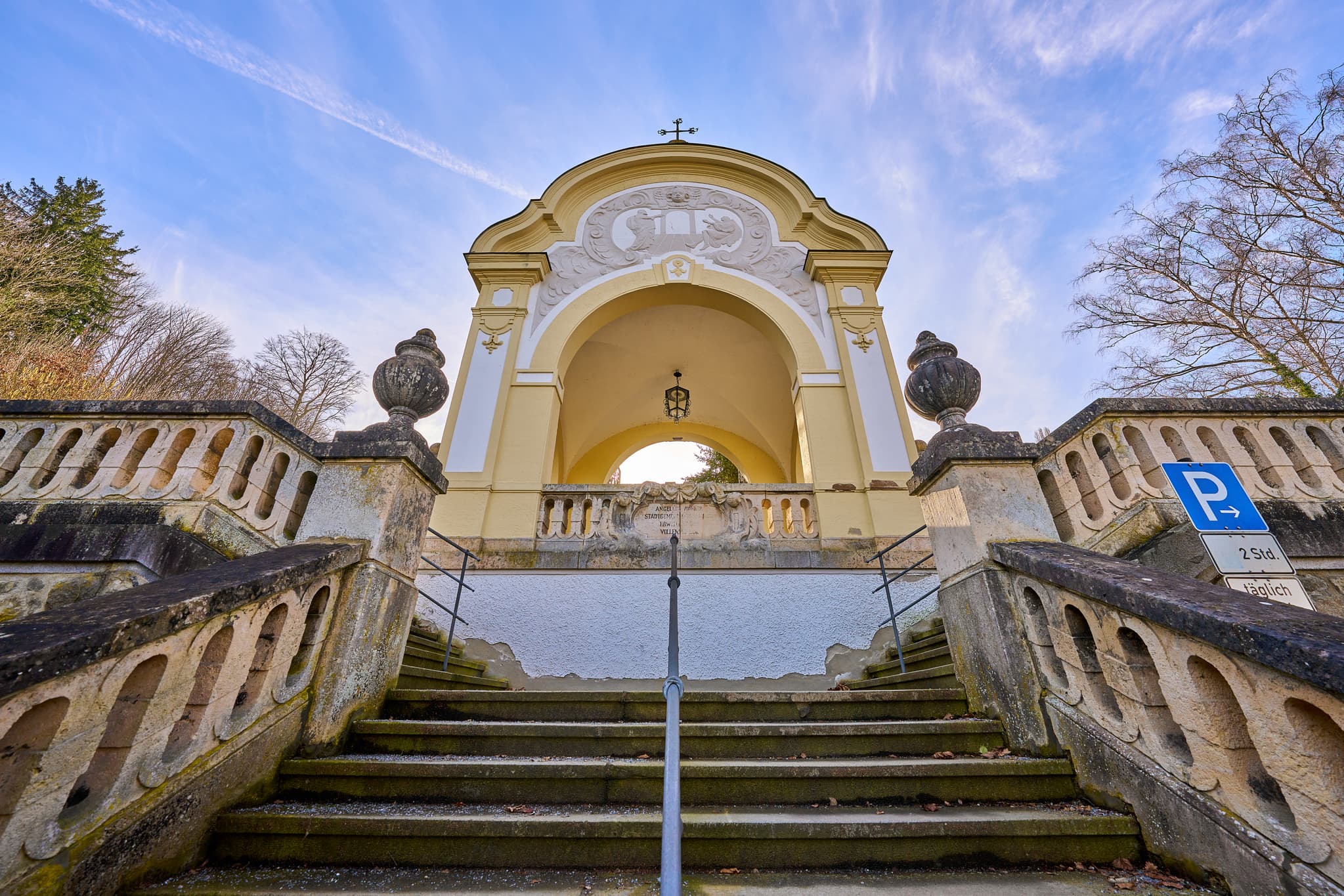 Friedhof Innstadt, Passau: Historischer Treppenaufgang - Historischer Treppenaufgang auf dem Innstadt Friedhof in Passau, Niederbayern. Inn-Salzach Region, Deutschland. Beeindruckende Architektur.