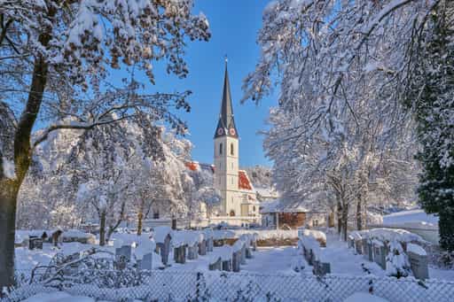 Friedhof und St. Martin im Winter, Reischach, Oberbayern