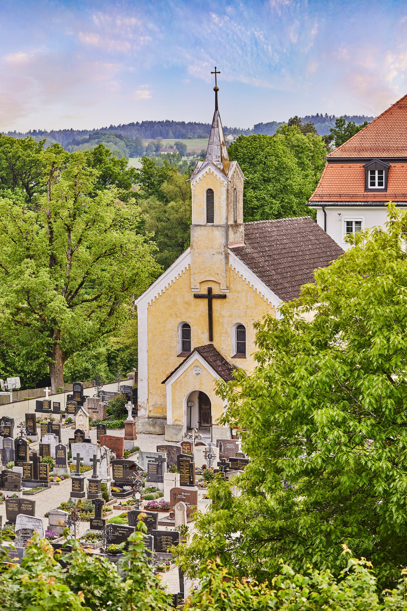 Friedhofskapelle, Haag, Mühldorf am Inn, Oberbayern - Blick auf die Friedhofskapelle in Haag, Mühldorf am Inn, Oberbayern. Kapelle und Friedhof liegen in der Region Inn-Salzach, Deutschland.