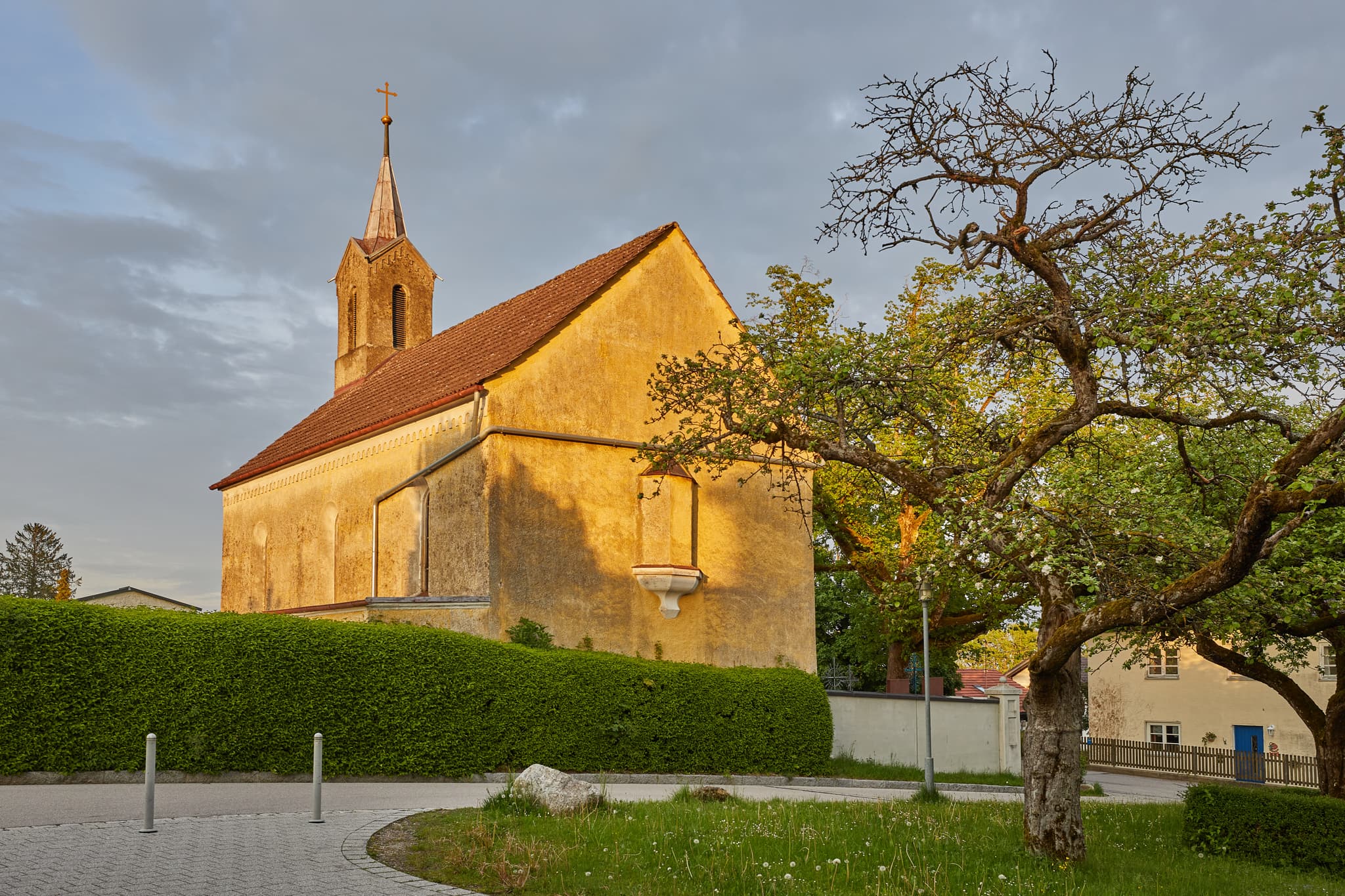 Friedhofskapelle Rückseite, Haag, Mühldorf am Inn - Schlossturm und Friedhofskapelle in Haag, Mühldorf am Inn, Oberbayern, Deutschland. Das Ensemble in Inn-Salzach ist umgeben von Grünflächen und Bäumen.