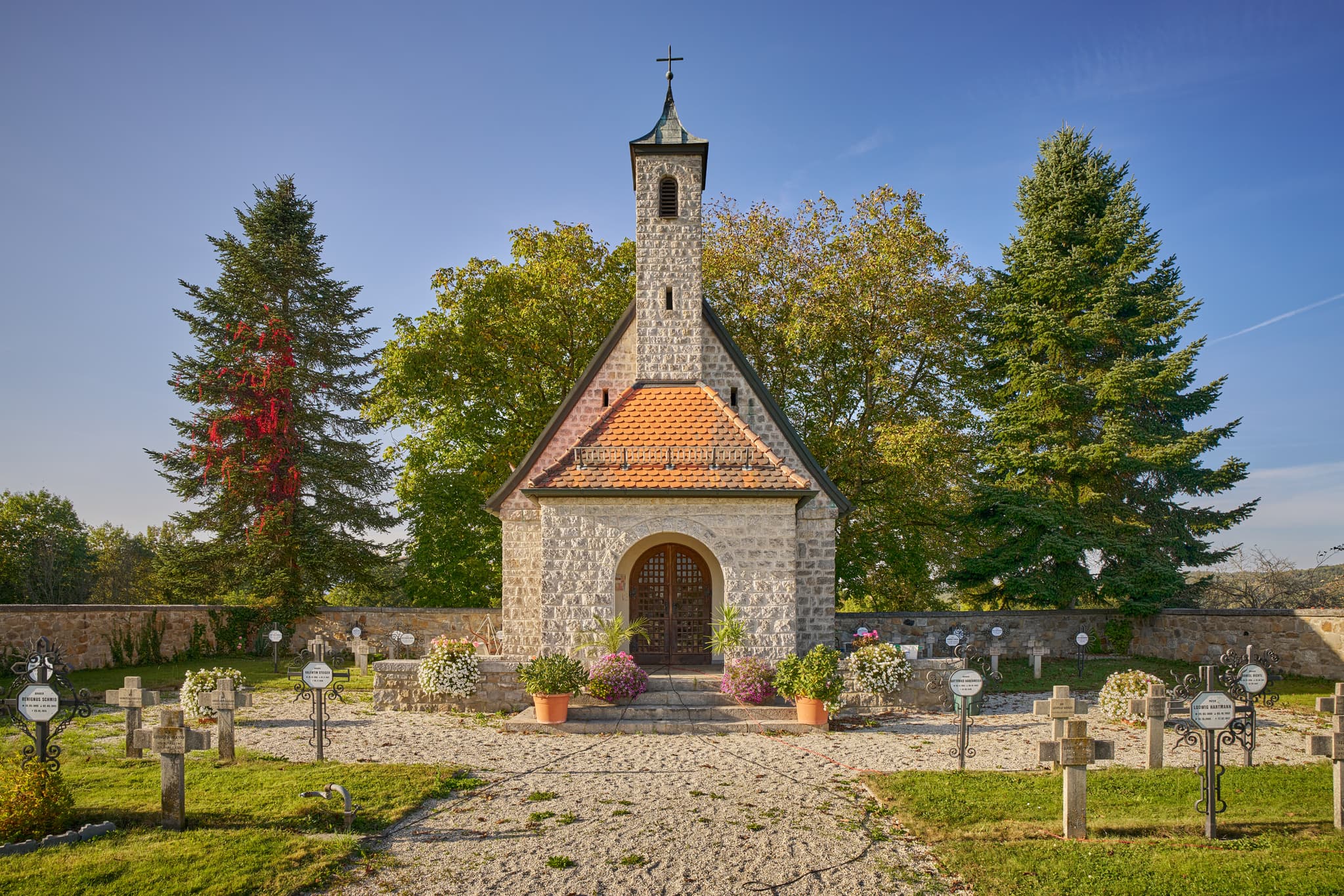 Friedhofskapelle Schweiklberg, Passau, Niederbayern - Historische Klosteranlage Schweiklberg Abtei Kloster mit Friedhofskapelle und Friedhof in Vislhofen, Landkreis Passau, Niederbayern, Deutschland.