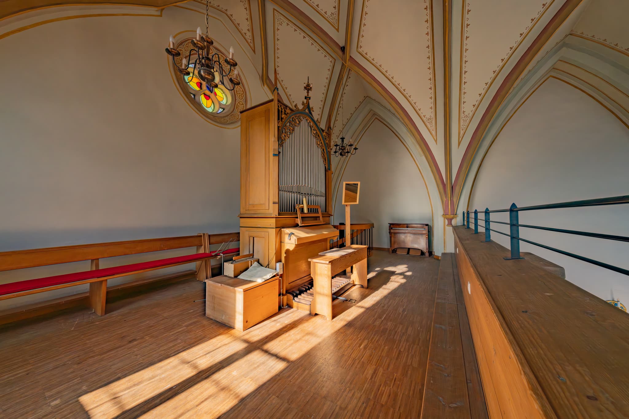 Friedhofskirche St. Michael, Empore, Bad Griesbach, Passau - Orgel der Friedhofskirche St. Michael. Stadt Bad Griesbach, Kirche, Empore schräg, Passau, Niederbayern, Bayern, Deutschland.