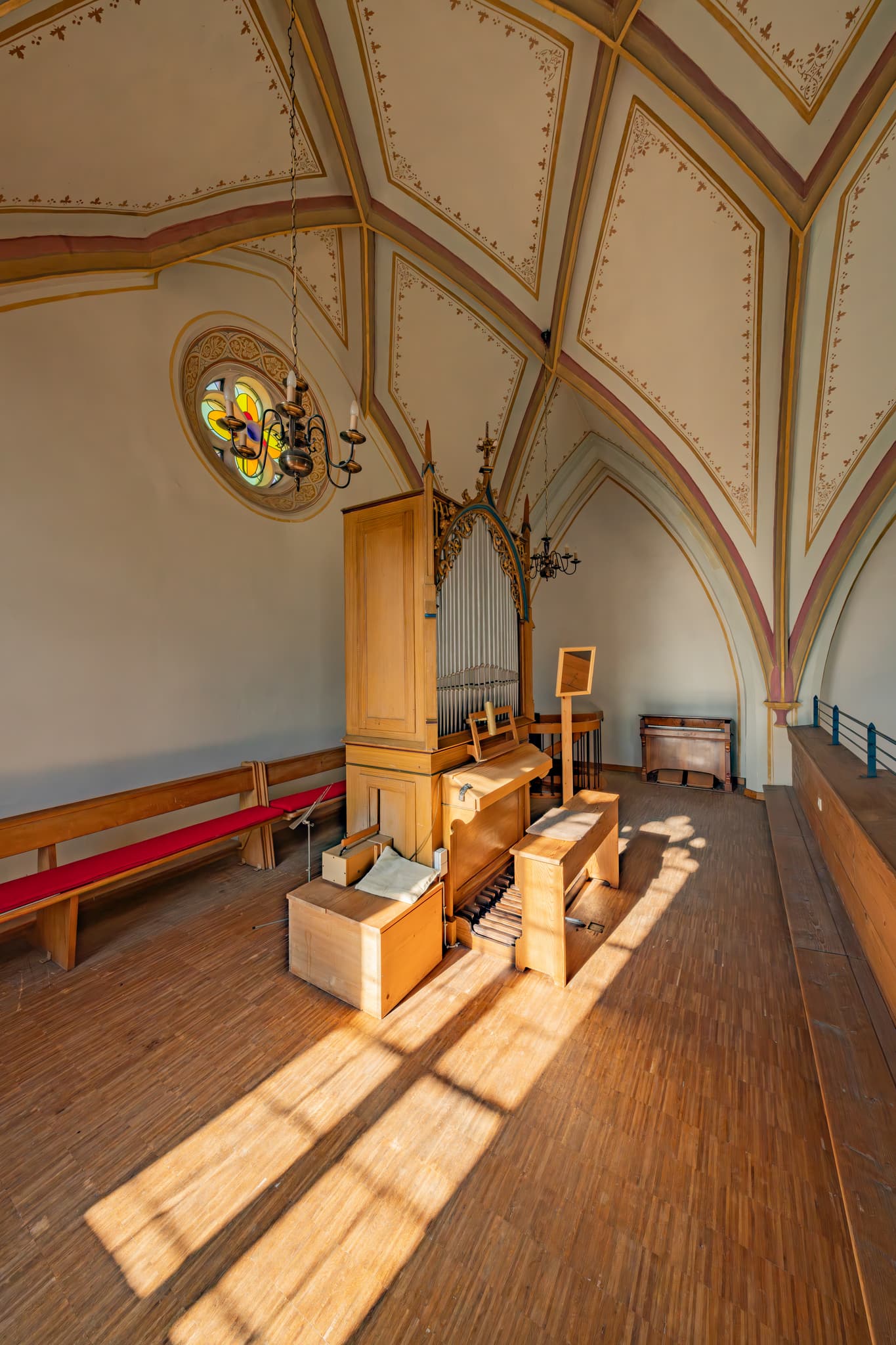Friedhofskirche St. Michael, Empore, Bad Griesbach, Passau - Orgel der Friedhofskirche St. Michael. Stadt Bad Griesbach, Kirche mit Friedhof und die umliegende Landschaft, Passau, Niederbayern, Bayern, Deutschland.