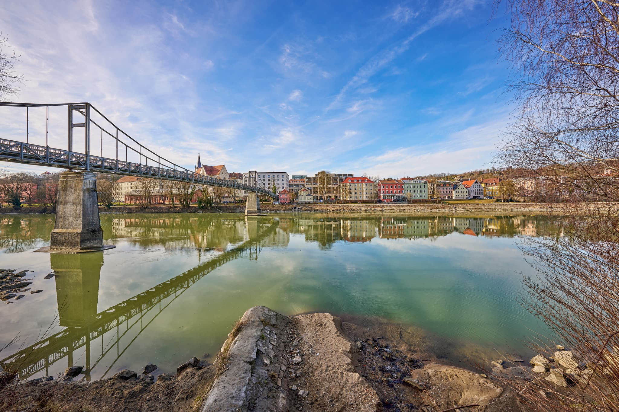 Fünferlsteg über den Inn, Innstadt, Passau, Niederbayern - Fünferlsteg von der Innstadt über den Inn nach Passau, Fußgänger Steg in Niederbayern, Deutschland. Fußgängerbrücke mit Blick auf die Innstädter Häuser.