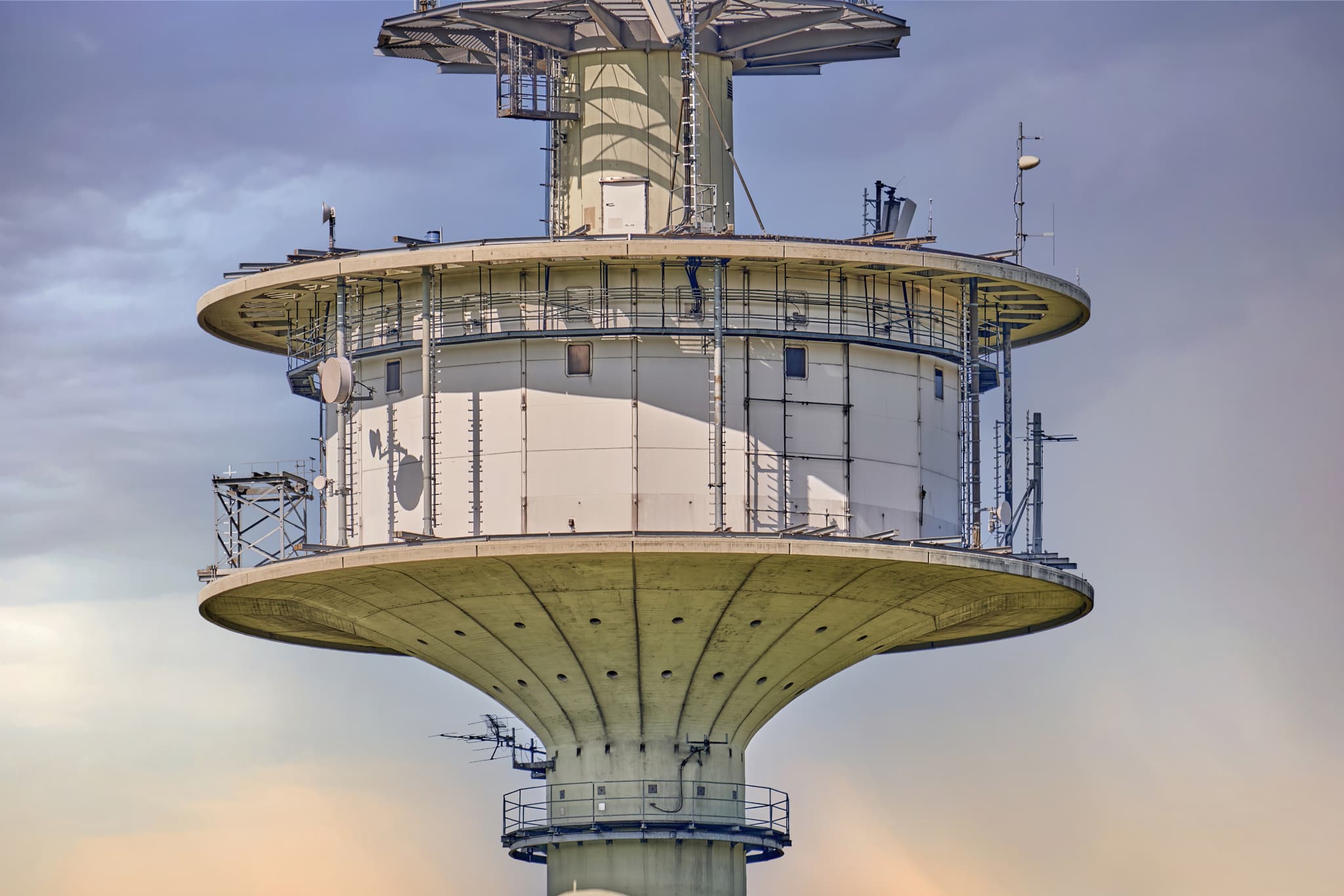 Funkanlage Schnaitsee, Traunstein, Oberbayern - Detailaufnahme einer Funkanlage in Schnaitsee, Landkreis Traunstein, Oberbayern. Die Kommunikationsanlage im Chiemgau, Deutschland, prägt die Landschaft.