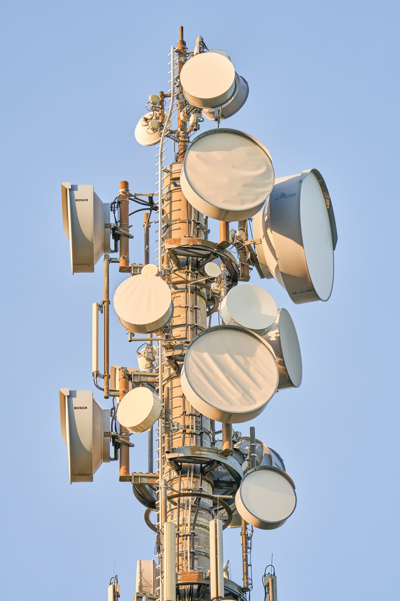 Funkmasten, Hinteralbing, Mühldorf, Oberbayern, Inn-Salzach - Funkmasten mit Antennen und Parabolspiegeln in Hinteralbing, Niedertaufkirchen, Mühldorf am Inn, Oberbayern. Wichtige Technik in Inn-Salzach, Deutschland.