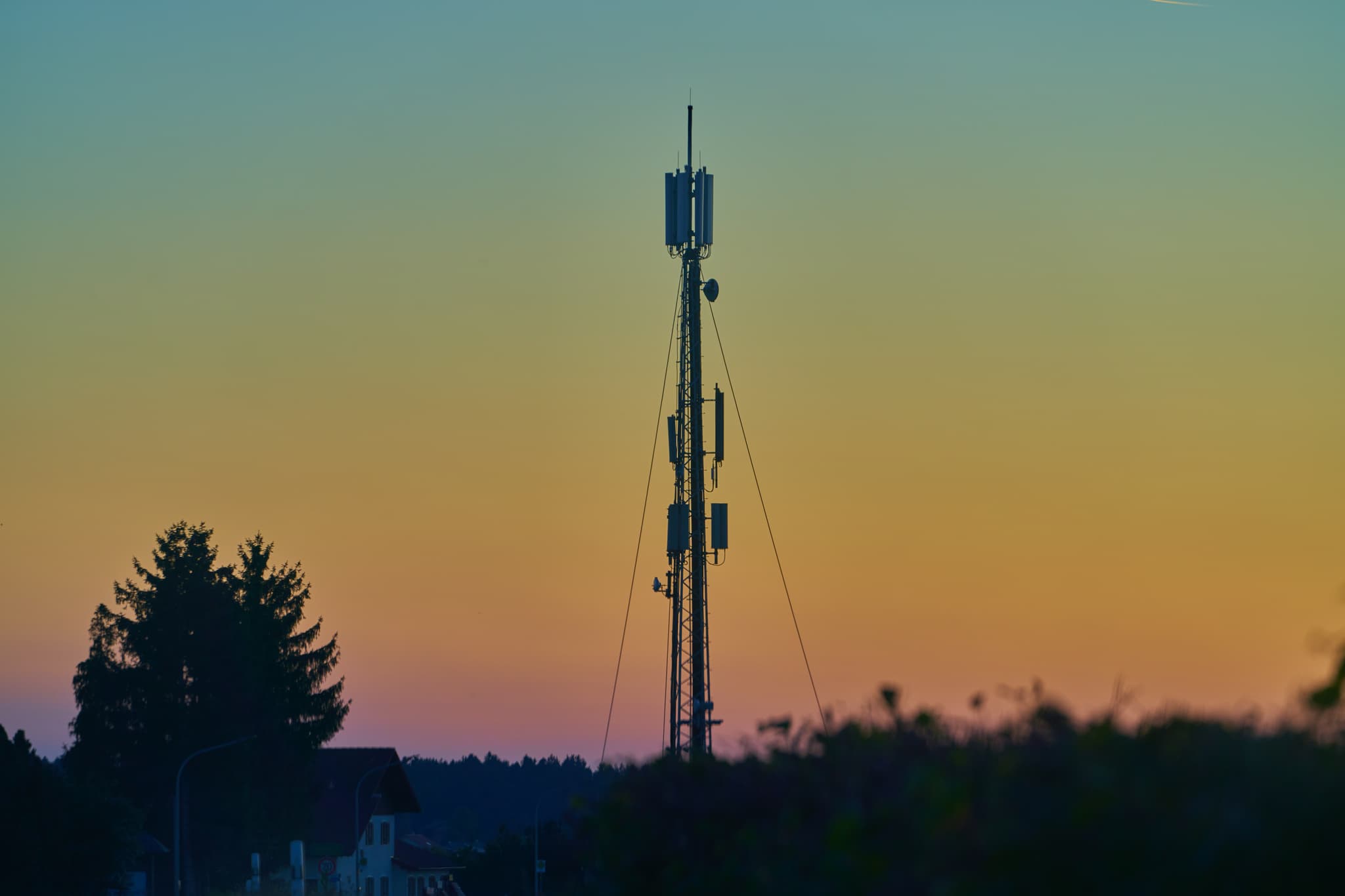 Funkmasten Kriering, PAN, Niederbayern, Bäderdreieck - Ein Funkmast als Silhouette vor farbenprächtigem Dämmerungshimmel nähe  Kriering, Wittibreut. Die Szenerie im Landkreis Rottal-Inn.