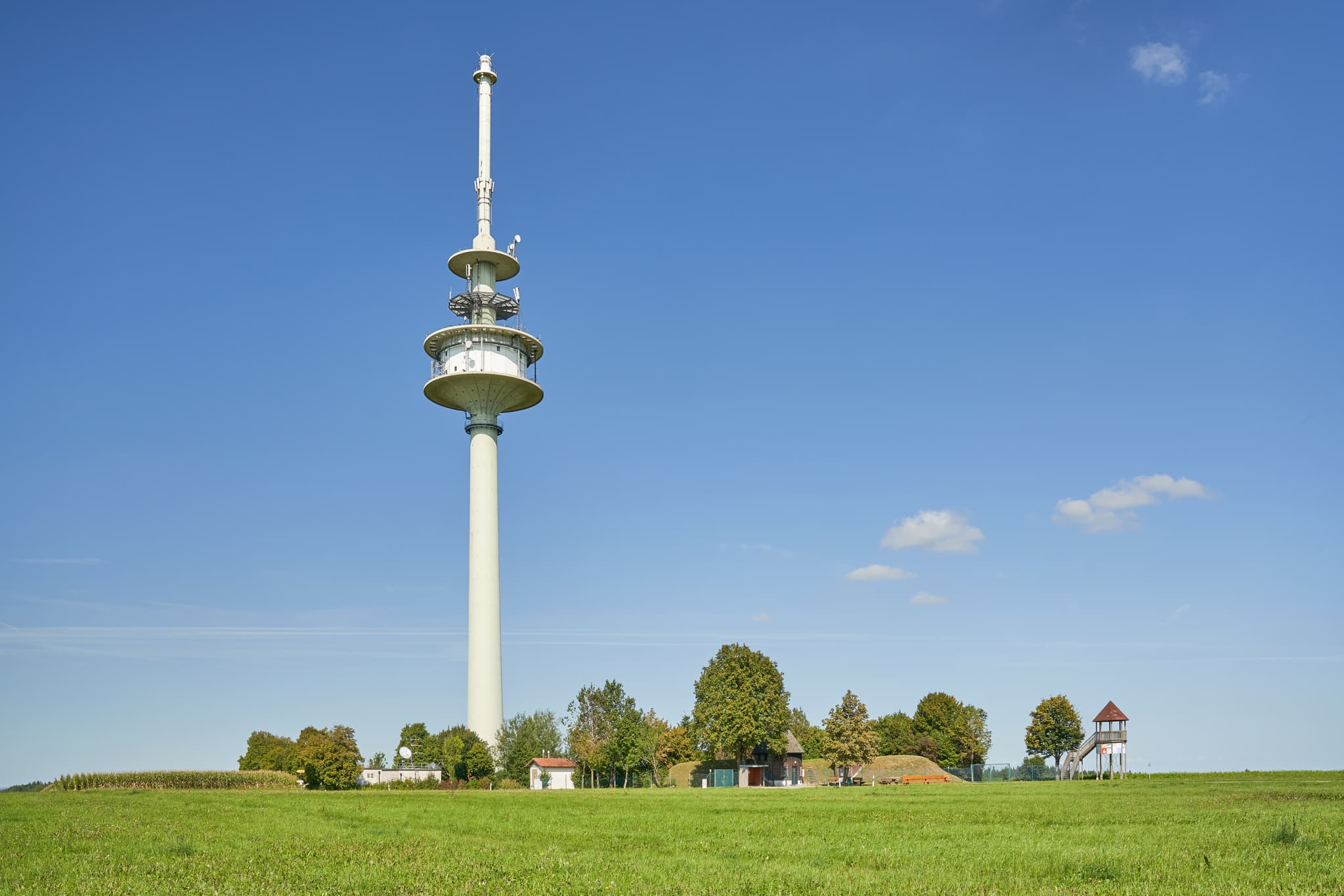 Funkturm Fernsehturm Schnaitsee Traunstein Oberbayern - Fernsehturm in Schnaitsee, Landkreis Traunstein, Oberbayern, Deutschland. Das Bauwerk steht in der idyllischen Landschaft des Chiemgaus und prägt das Panorama.
