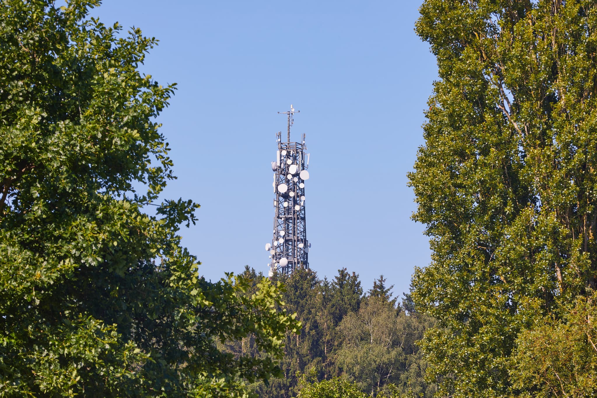 Funkturm Glatzberg, Landkreis Mühldorf am Inn, Oberbayern - Moderne Funkmast-Anlage in Glatzberg, Heldenstein, Landkreis Mühldorf am Inn, Oberbayern. Wichtige Infrastruktur in der Region Inn-Salzach, Deutschland.