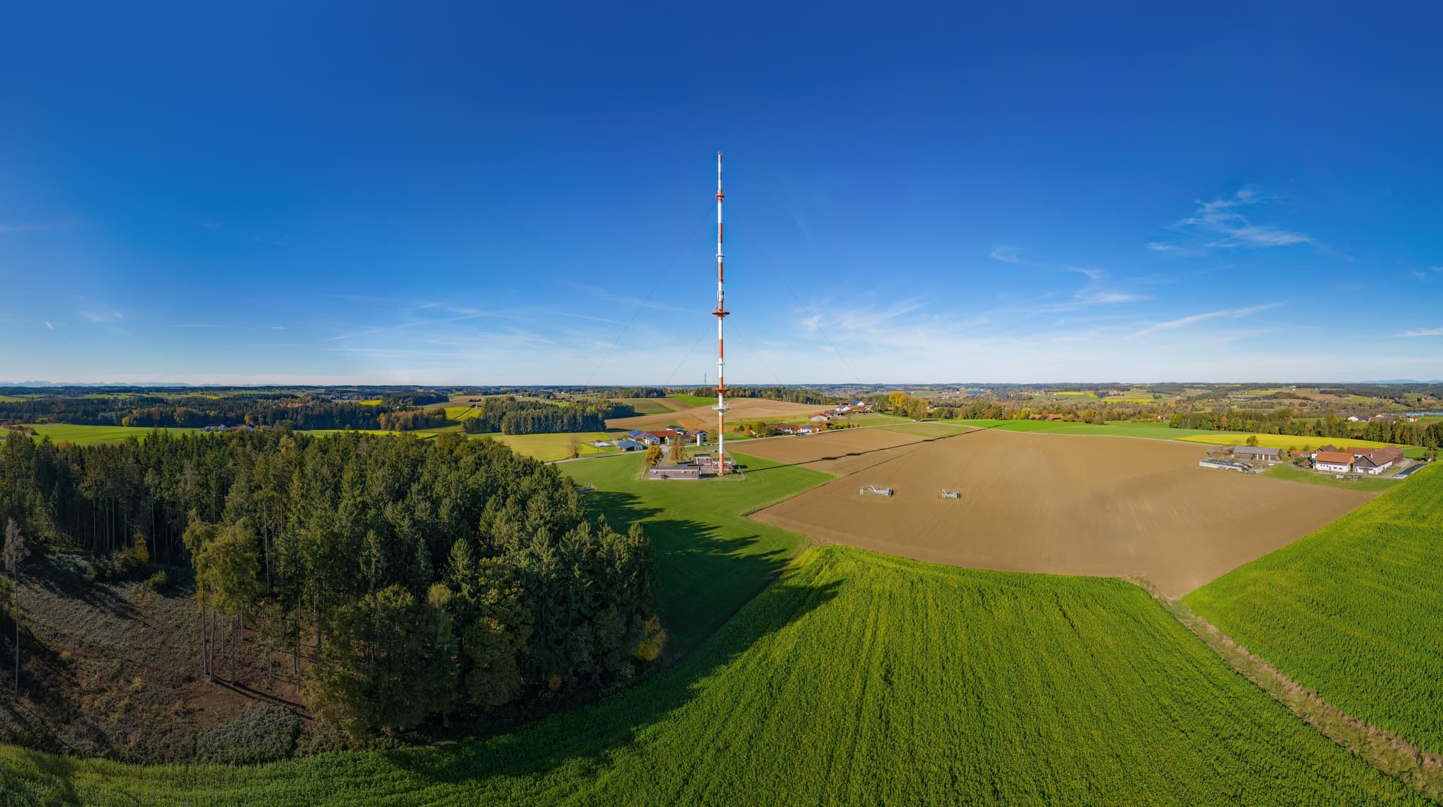 Funkturm Rottenstuben, Panorama in Rottal-Inn, Niederbayern - Panoramaansicht des Funkturms in Rottenstuben bei Hebertsfelden. Die weite Landschaft zeigt Felder und Wälder im Landkreis Rottal-Inn, Niederbayern, Holzland.