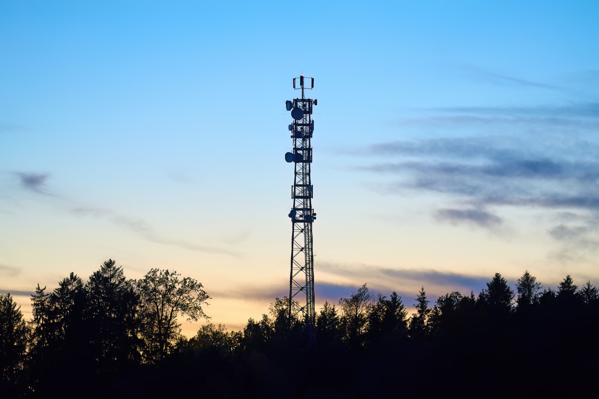 Funkturm Rottenstuben, Rottal-Inn, Niederbayern - Funkturm im Abendhimmel in Rottenstuben, Hebertsfelden, Rottal-Inn, Niederbayern. Silhouette von Turm und Bäumen prägen die Landschaft im Holzland, Deutschland.