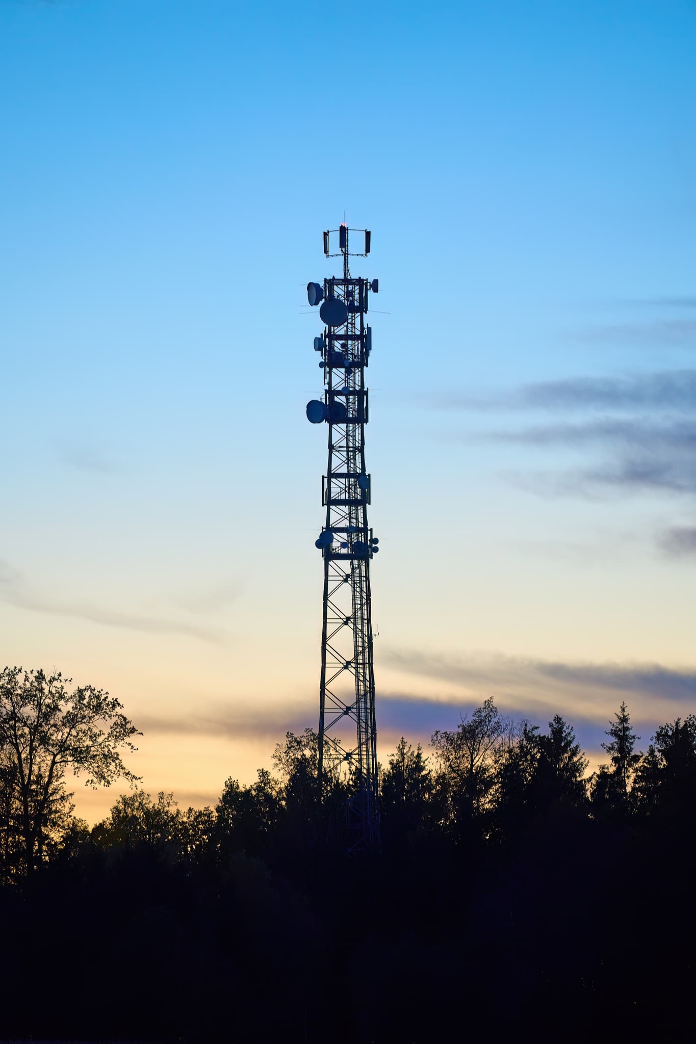 Funkturm Rottenstuben, Rottal-Inn, Niederbayern - Funkturm im Abendhimmel in Rottenstuben, Hebertsfelden, Rottal-Inn, Niederbayern. Silhouette von Turm und Bäumen prägen die Landschaft im Holzland, Deutschland.
