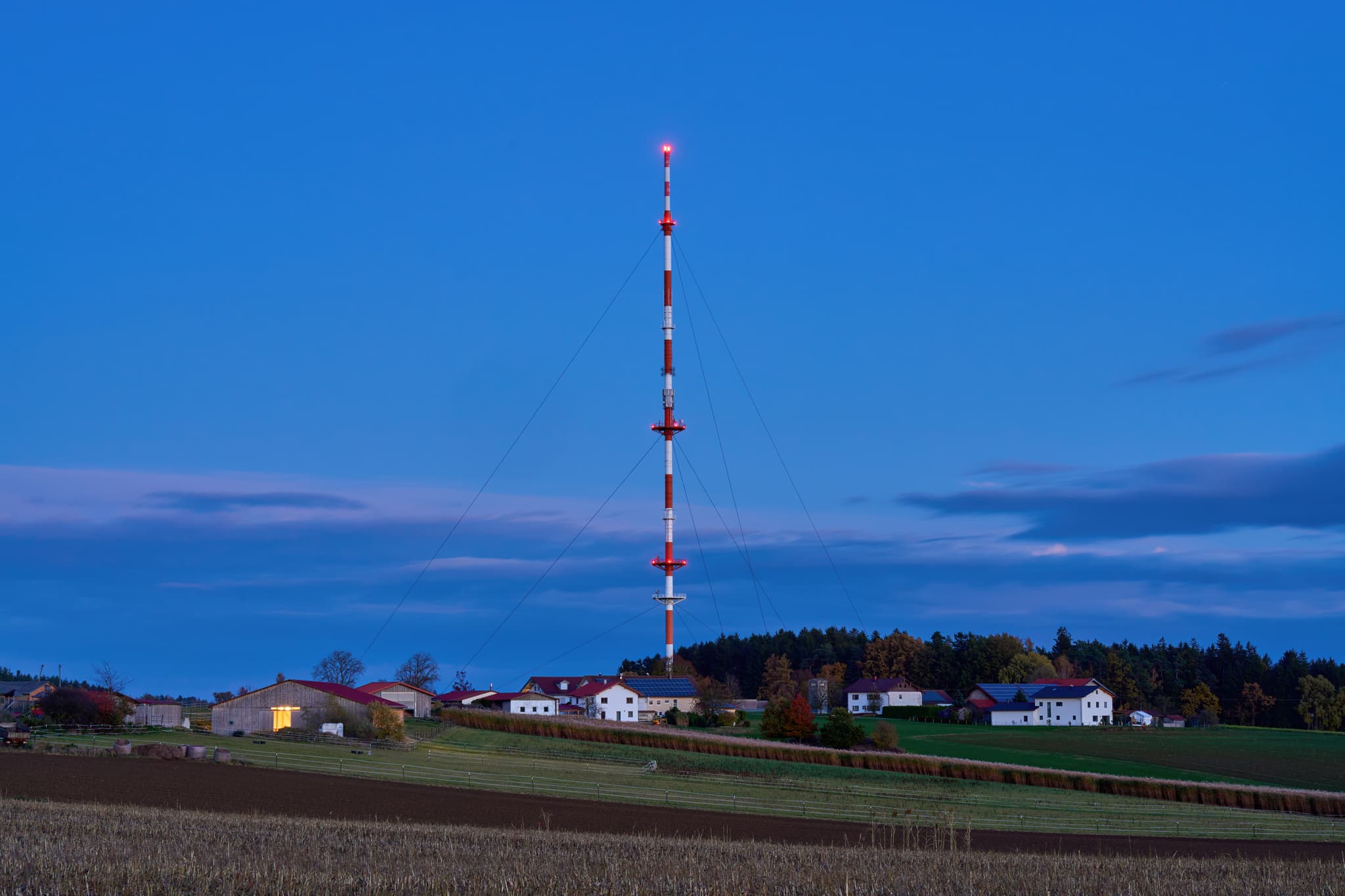 Funkturm Rottenstuben, Rottal-Inn, Niederbayern - Funkturm in Rottenstuben, Hebertsfelden, Landkreis Rottal-Inn. Diese ländliche Landschaft befindet sich in der Region Holzland, Niederbayern, Deutschland.