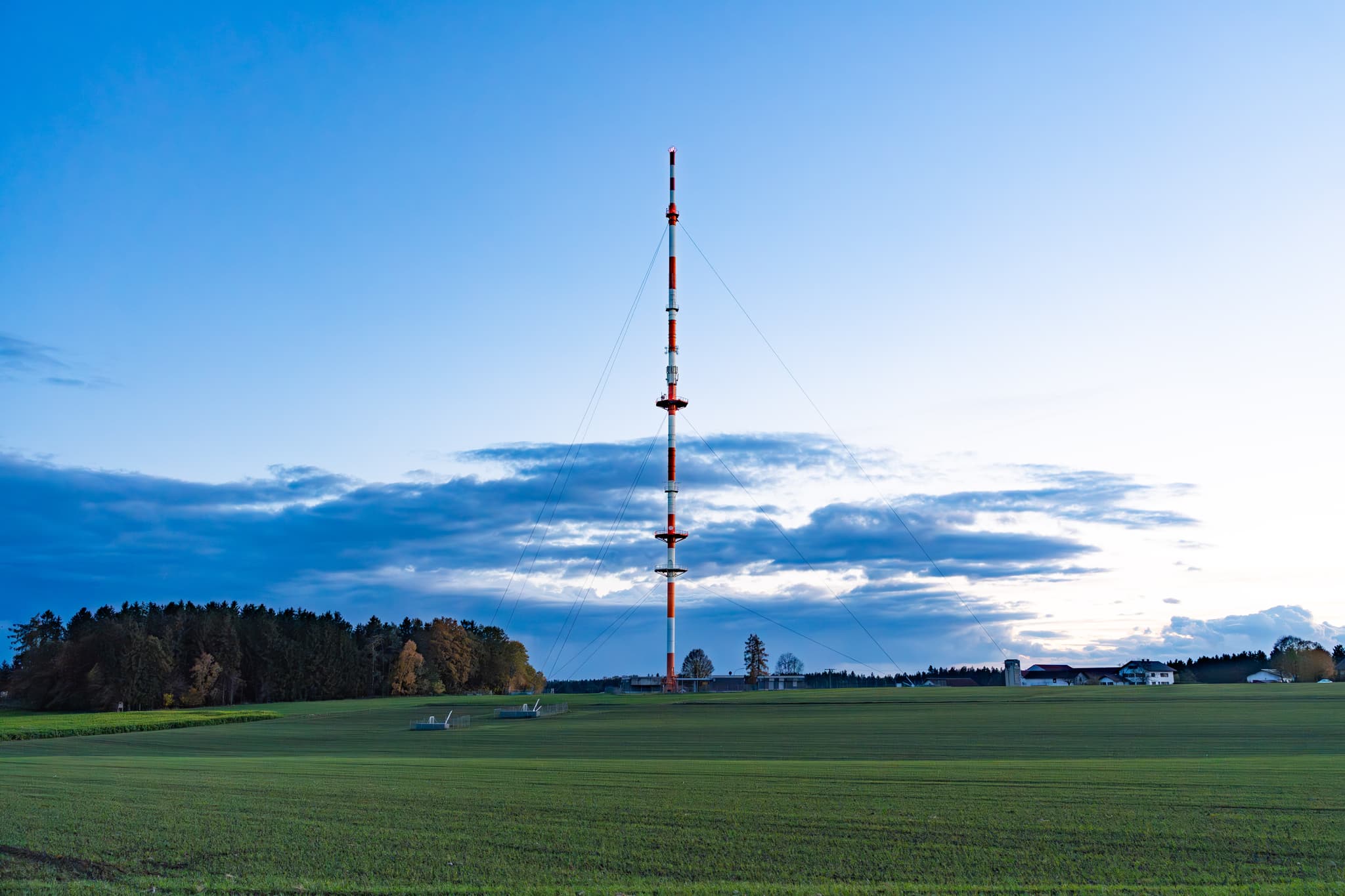 Funkturm Rottenstuben, Rottal-Inn, Niederbayern - Funkturm in Rottenstuben, Hebertsfelden, Landkreis Rottal-Inn. Diese ländliche Landschaft befindet sich in der Region Holzland, Niederbayern, Deutschland.