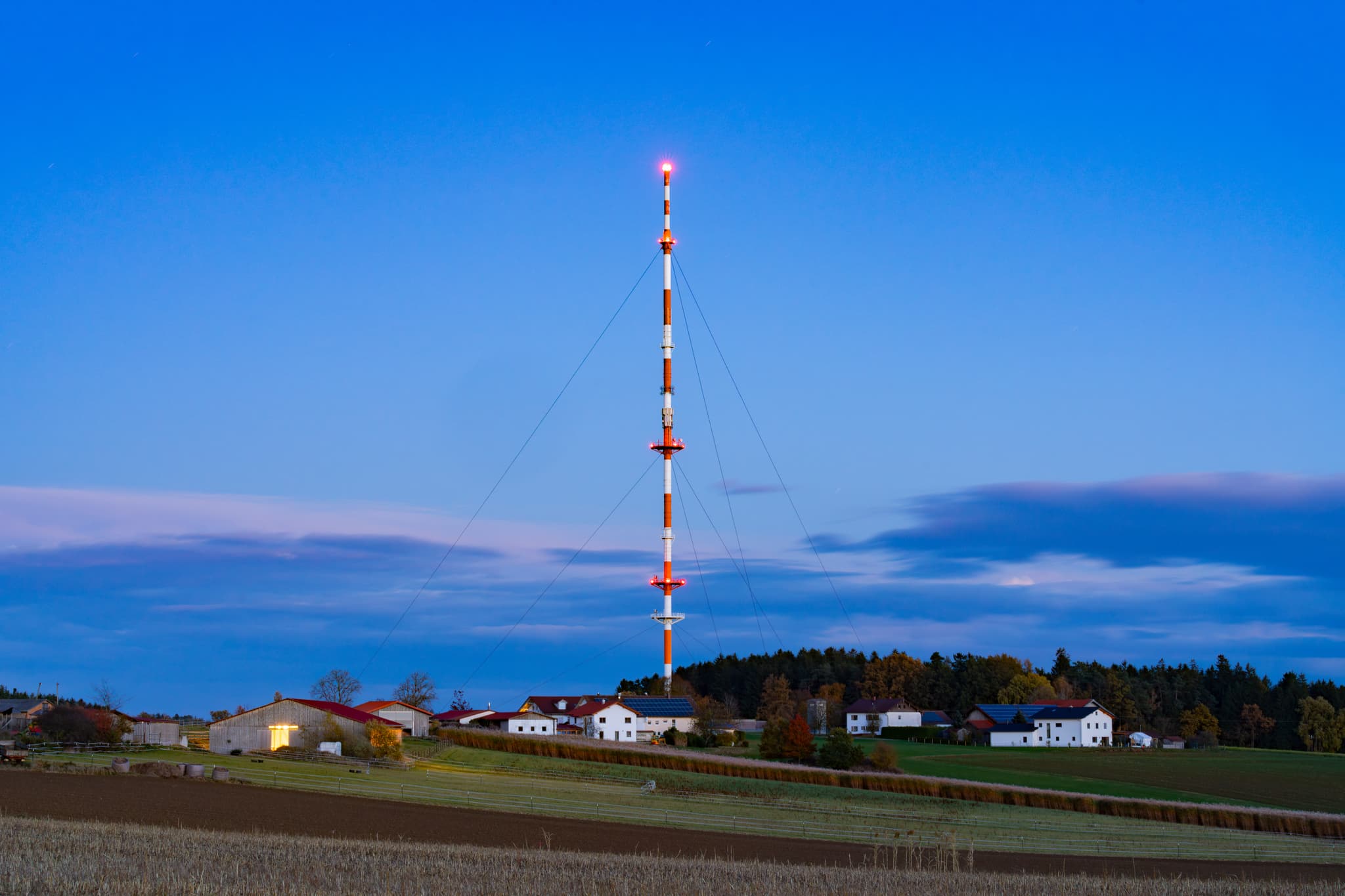 Funkturm Rottenstuben, Rottal-Inn, Niederbayern - Funkturm in Rottenstuben, Hebertsfelden, Landkreis Rottal-Inn. Diese ländliche Landschaft befindet sich in der Region Holzland, Niederbayern, Deutschland.