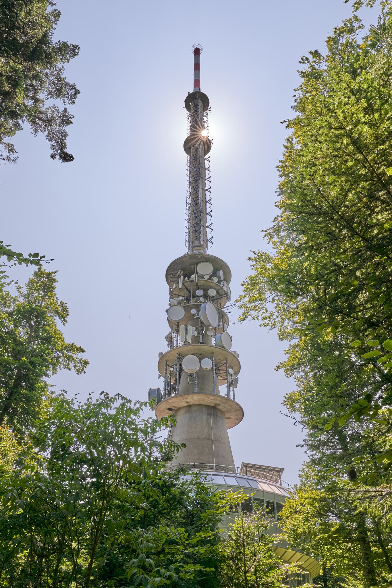 Funkturm Sendeanlage Brotjacklriegel, Freyung-Grafenau - Funkturm Sendeanlage Brotjacklriegel in Sonnenwald, Freyung-Grafenau, Niederbayern, Deutschland. Markantes Bauwerk im Bayerischen Wald.