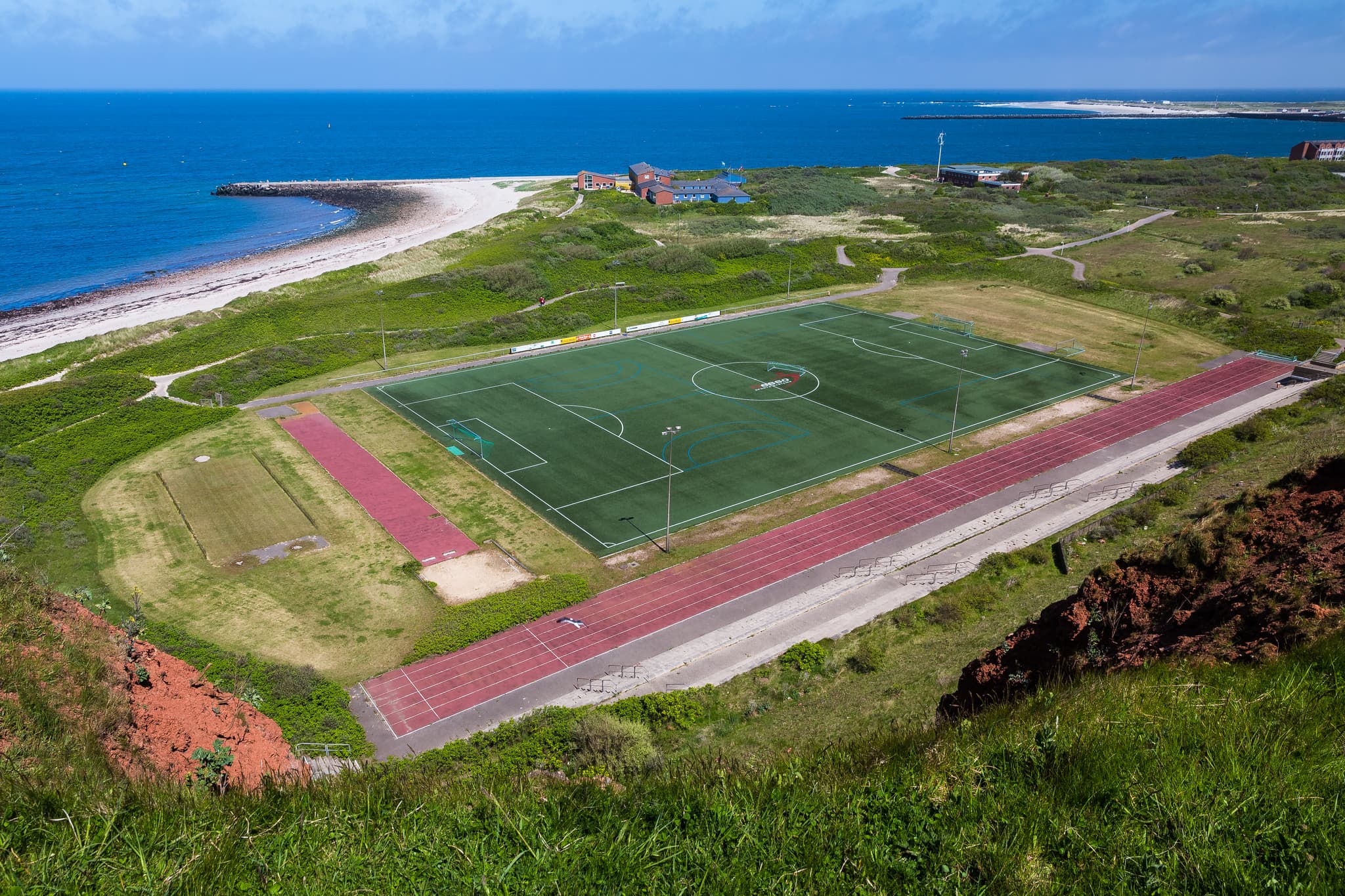 Fußballplatz, Helgoland, Pinneberg, Schleswig-Holstein - Fußballplatz auf Helgoland, Insel an der Nordseeküste. Das Sportfeld in Helgoland, Landkreis Pinneberg, Schleswig-Holstein, Deutschland, liegt direkt am Meer.